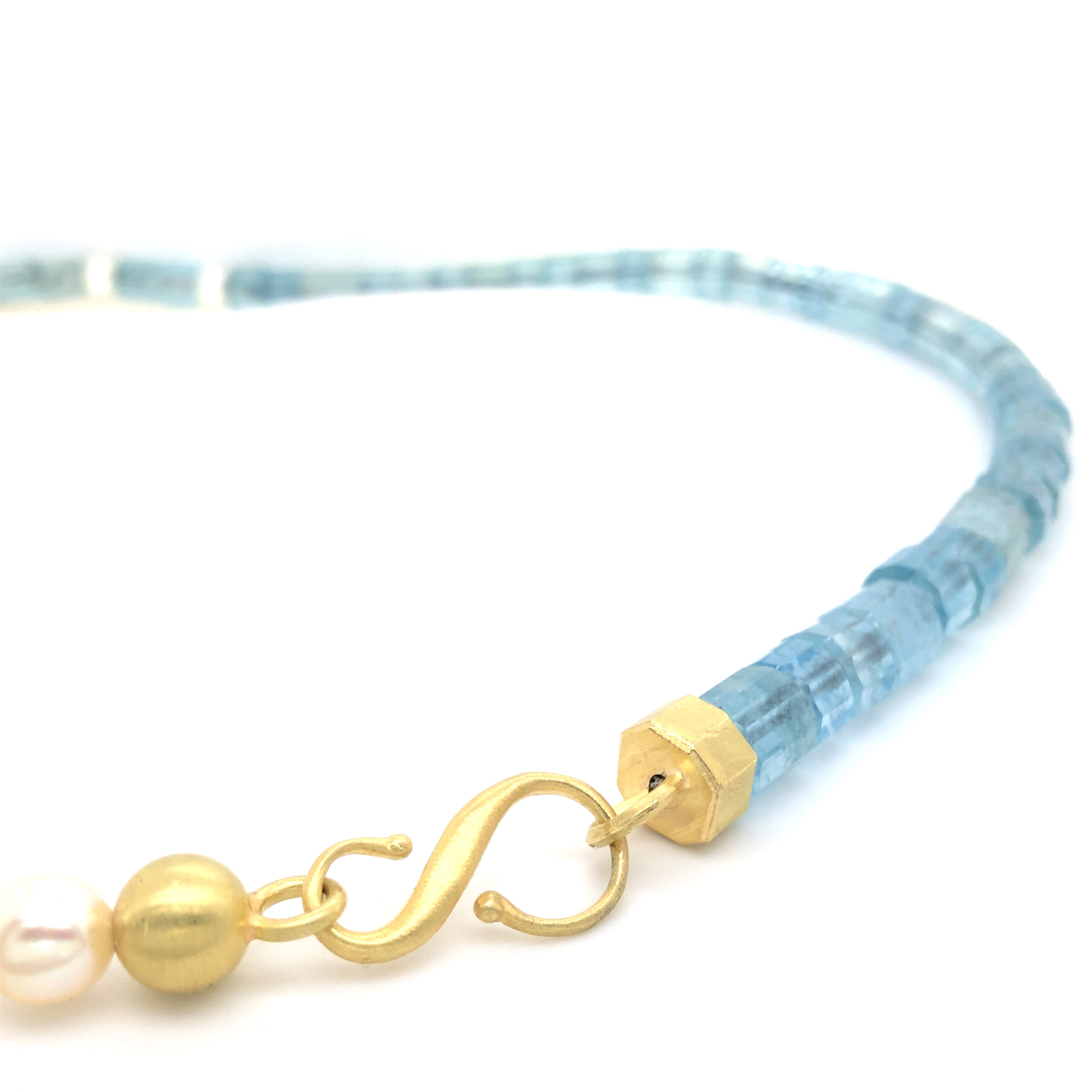 Raffinierte Steinkette in Gelbgold 750/ooo gearbeitet.
Aquamarine facettiert in einem intensiven Blauton. Akoya Zuchtperlen, 7,5mm. Länge 42cm. Die Schließe wird leicht seitlich nach vorne getragen.

UNIKAT

Design: Helen Otto (Werkstattleitung)
gefertigt im KISSNER Meisteratelier