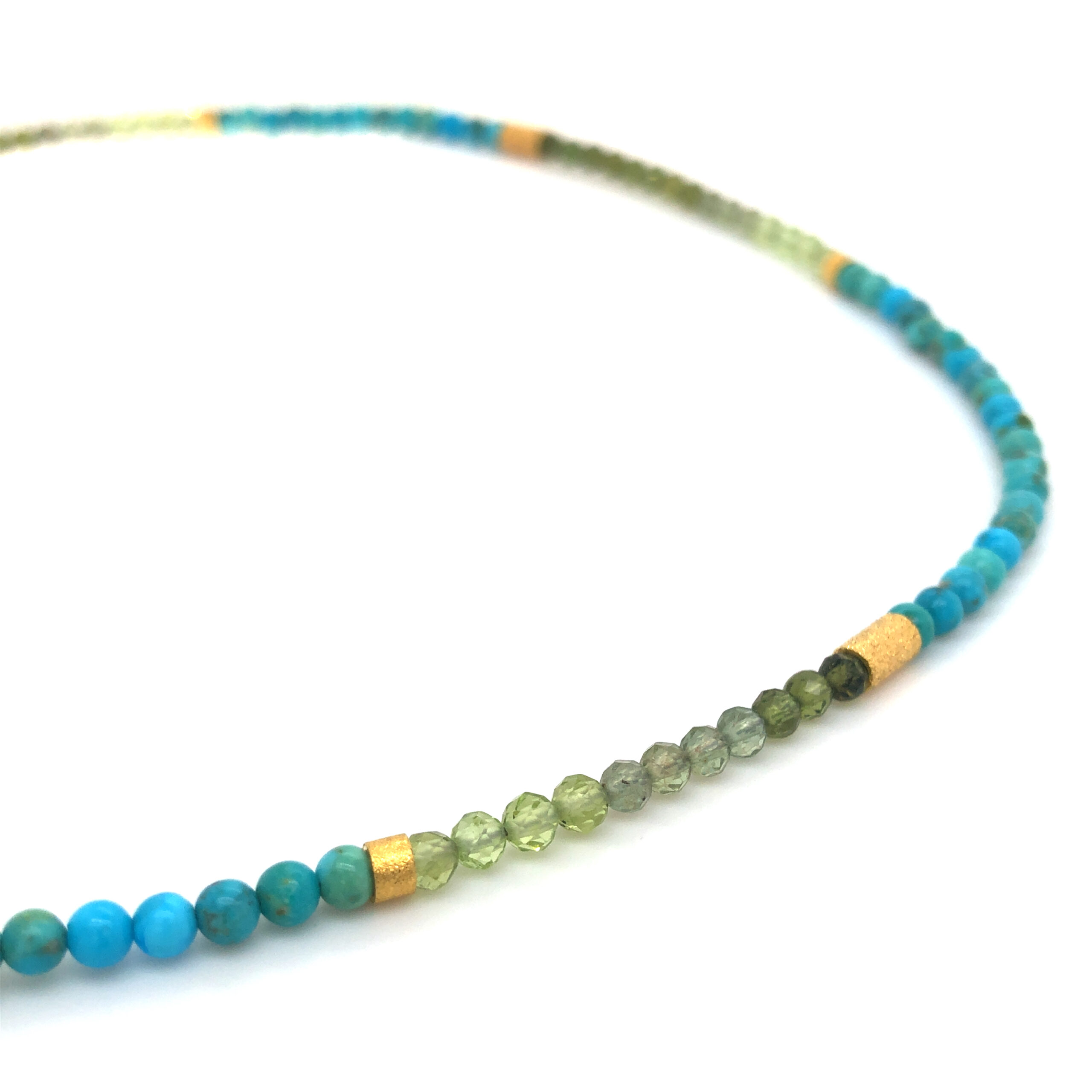 Steinkette mit Türkis, Peridot verg. Zwischenteile mit einer Karabinerschließe in Silber vergoldet. Lä ca 45 cm