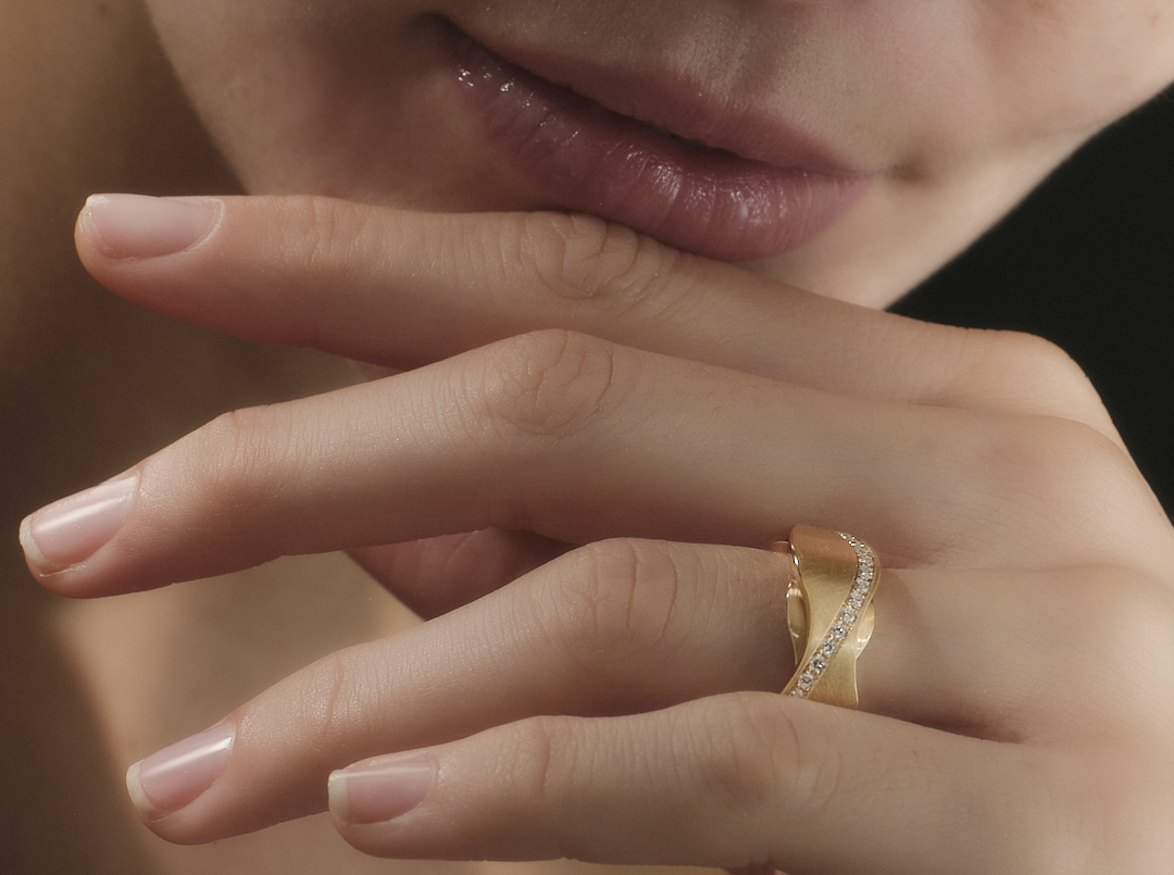 Ring gefertig in Roségold 750, mit 44 Brillanten TW VS, zusammn 0,07 ct.

Der Ring ist durch das integrierte Kugellager beweglich. Die Kugeln sind geschliffene Rubine.

Größe 56, natürlich auch in anderen Größen zu fertigen.

Zur besseren Verdeutlichung, fragen Sie uns gerne nach einem Video.