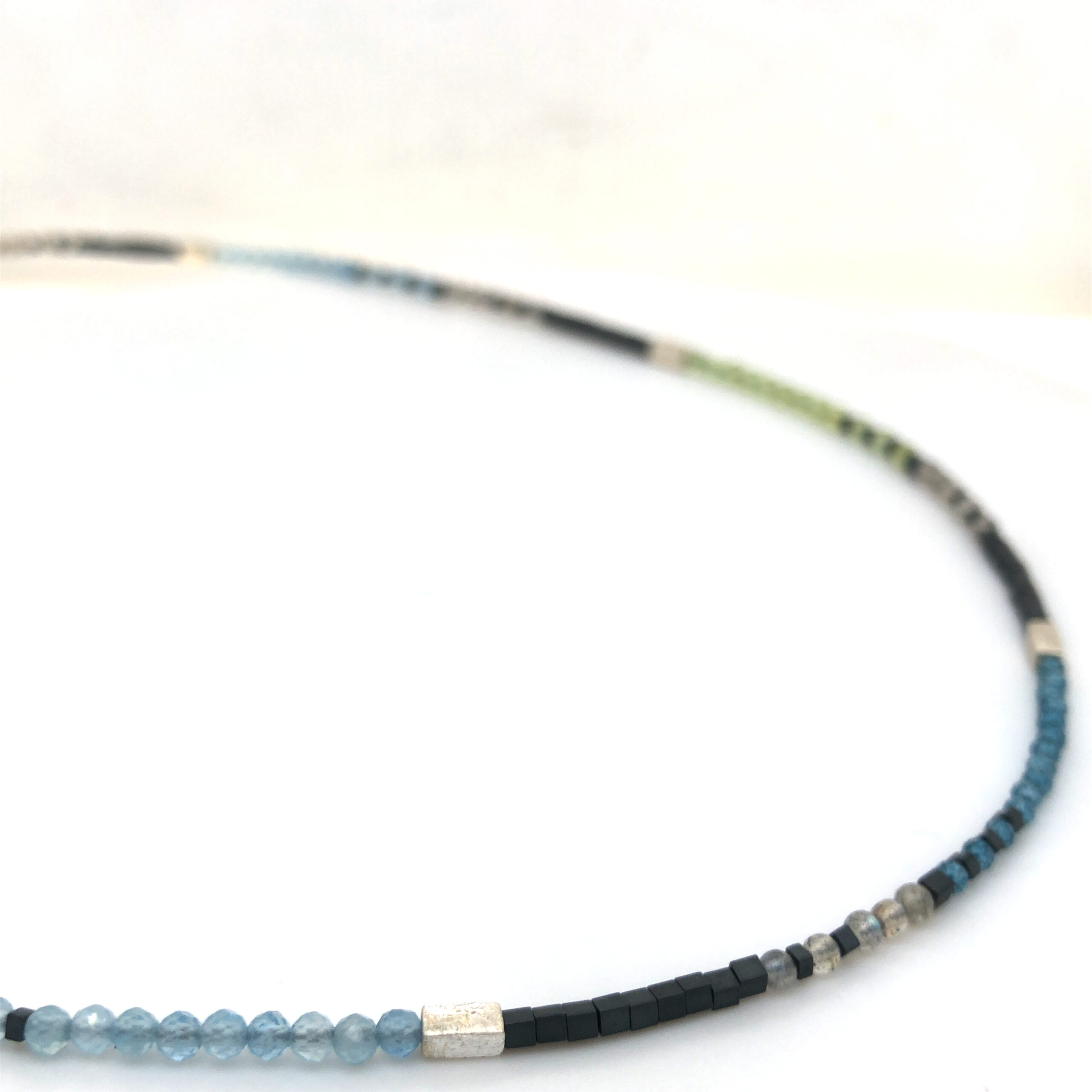 Steinkette mit Hämatit, Peridot und Topas mit einer Karabinerschließe in Silber. Lä ca 45 cm