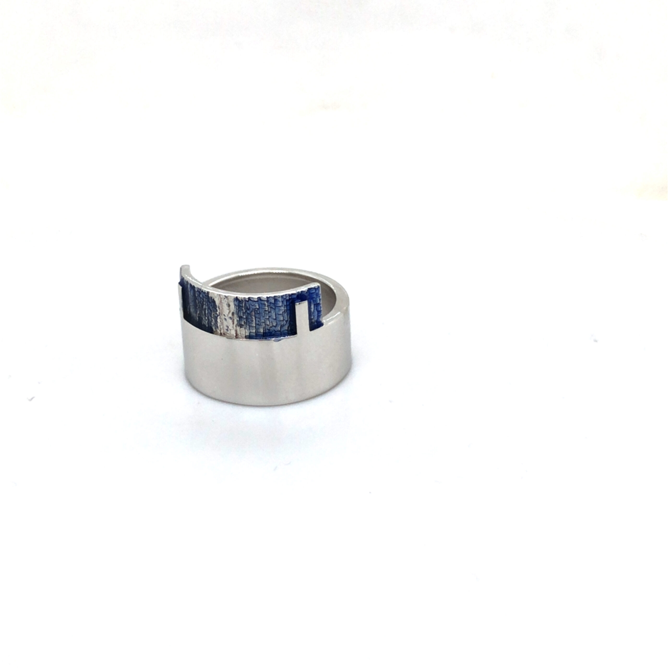 Ring gefertigt in 925 Silber, rhodiniert. Mit Emaille Farbe.
Größe 56. Eine Größenänderung ist inklusive.