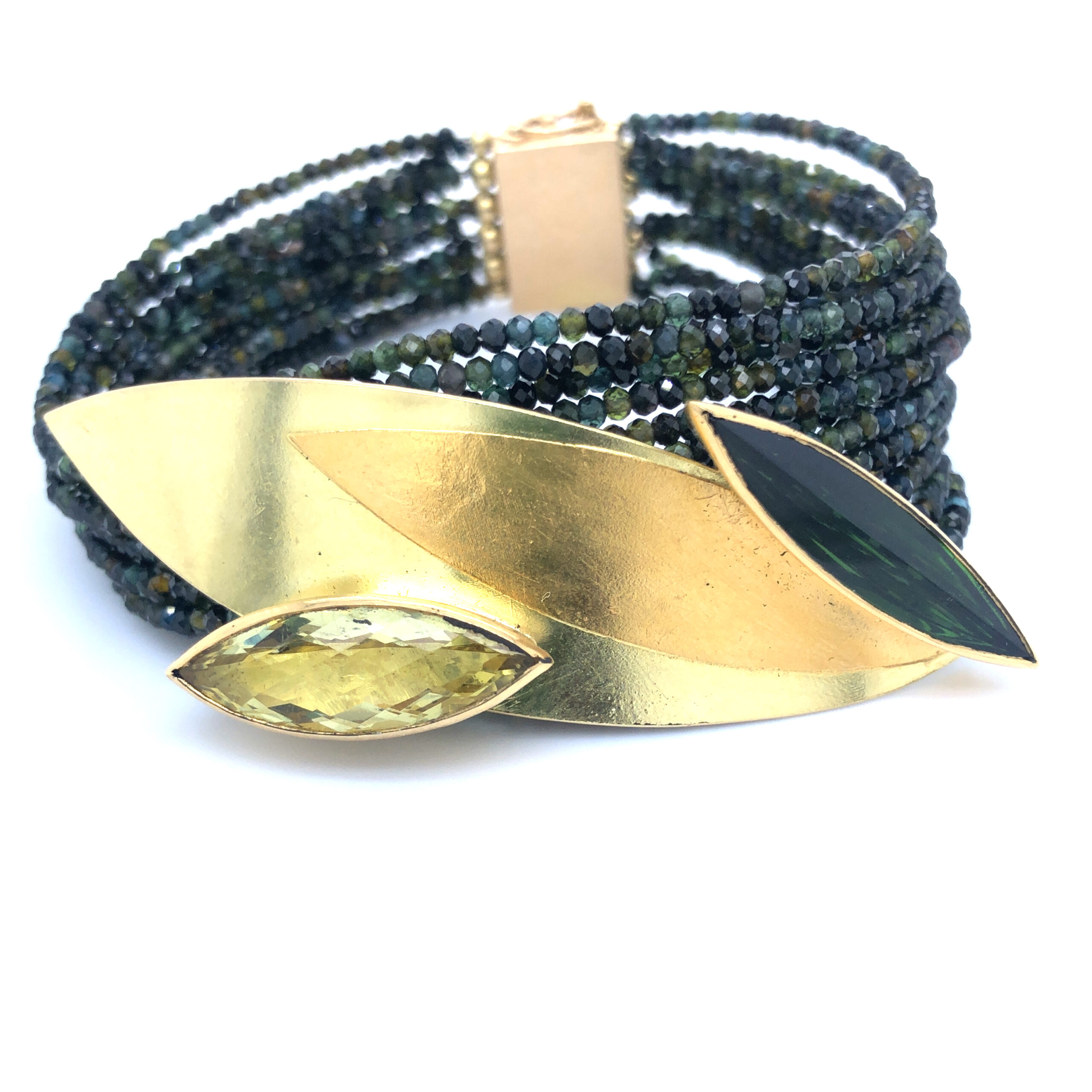 Turmalinarmband 12-reihig mit elegant-floral gestaltetem Schmuckteil in Feingold und Gold 750, einem Turmalin- und Lemmocitrinnavette. Länge 19cm

UNIKAT

gefertigt im KISSNER Meisteratelier
Design: Carsten Kissner