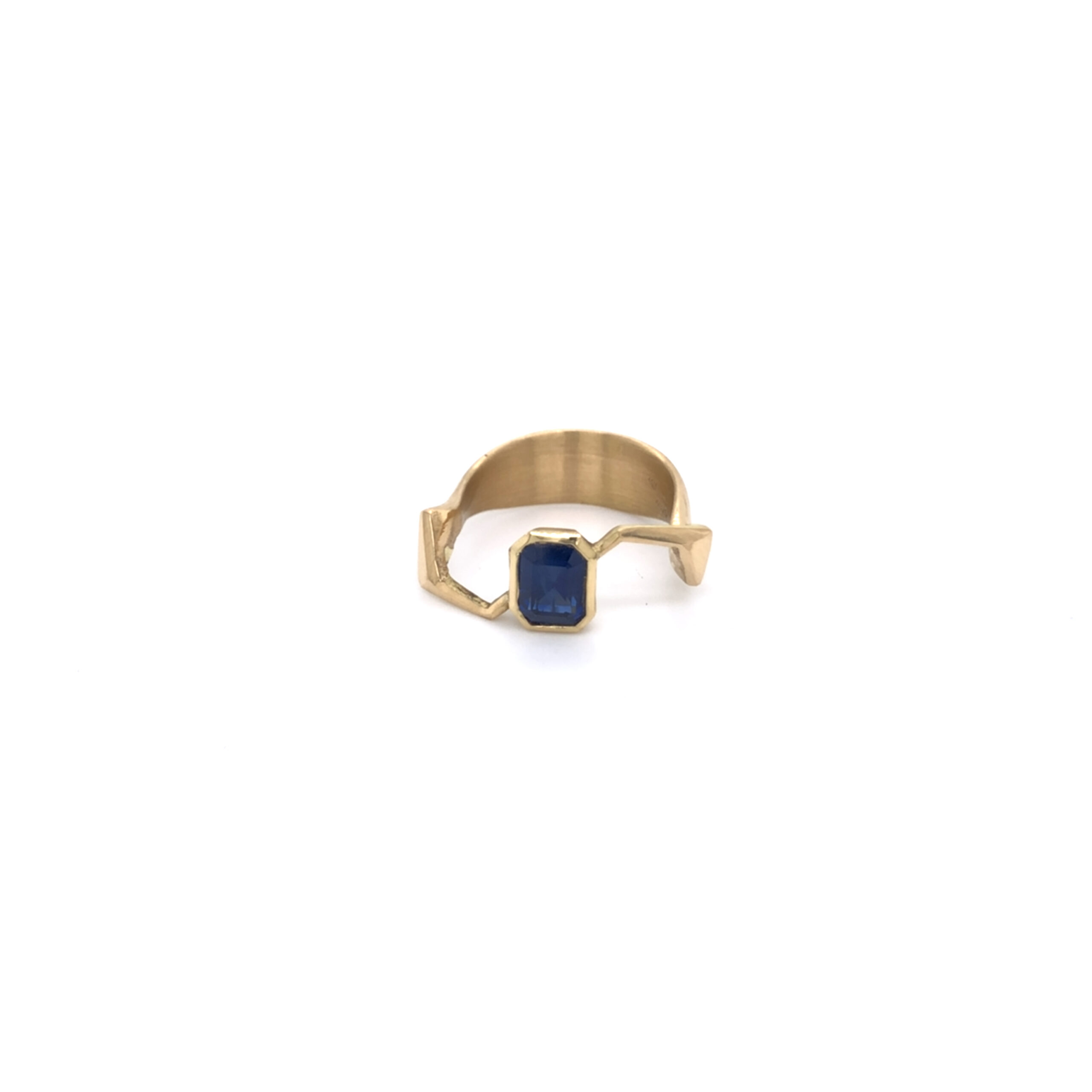 Ring gefertig in Gelbgold 750, mit einem Achteck Safir. Einzigartiges Desgin und hoher Tragekomfort. Größe ca 55.

Eine evtl. anfallende Ringgrößen Änderung ist inklusive.

Gefertigt im Atelier Kissner
Design: Carsten Kissner