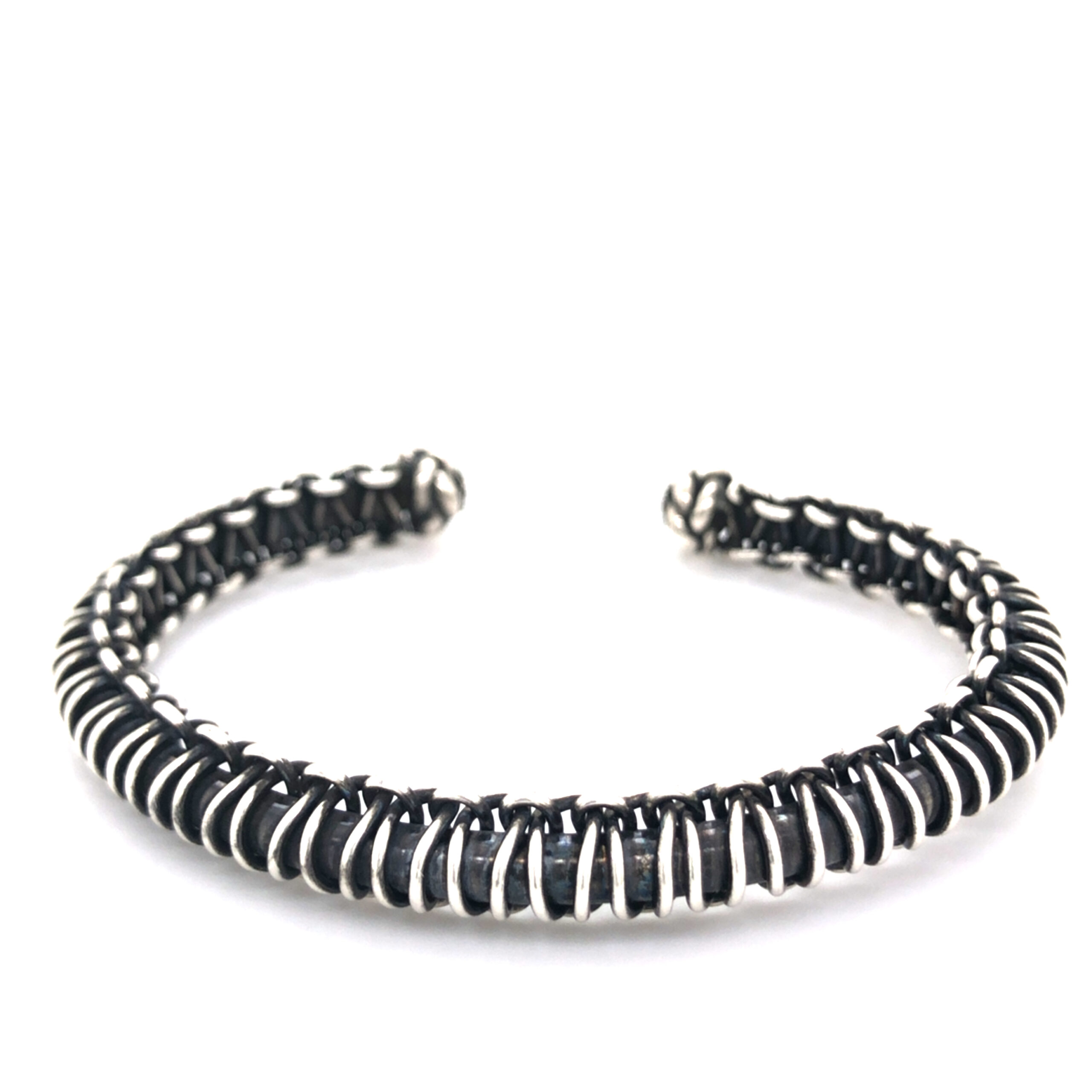 Diese Armspange ist gefertigt in Silber 925, mit einem antiken finisch.
Umwicklung.
Material St&auml;rke ca. 6,5 mm.