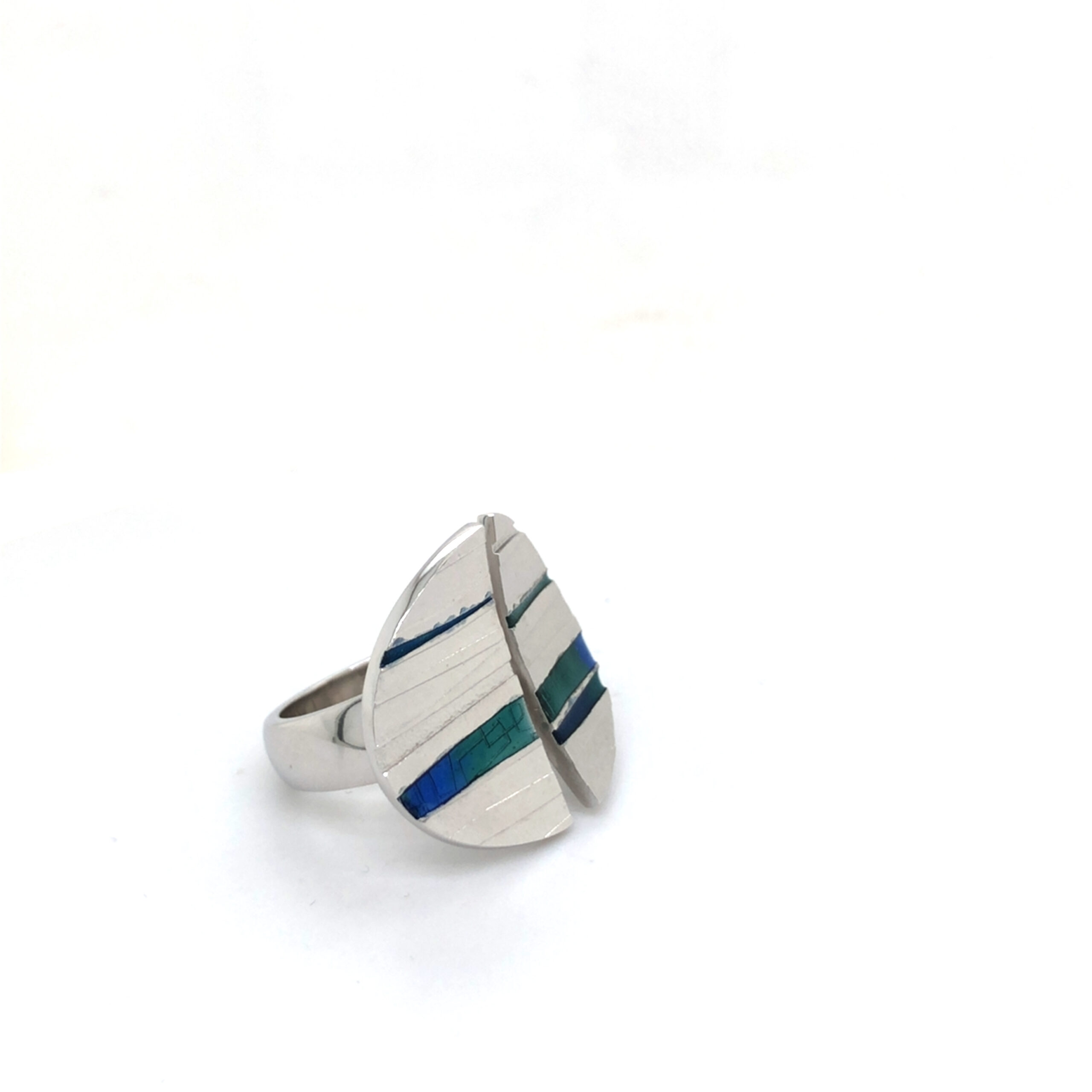 Ring gefertig in 925 Silber, rhodiniert. Mit Emaille Farbe.
Größe 56. Eine Ringweitenänderung ist inklusive.