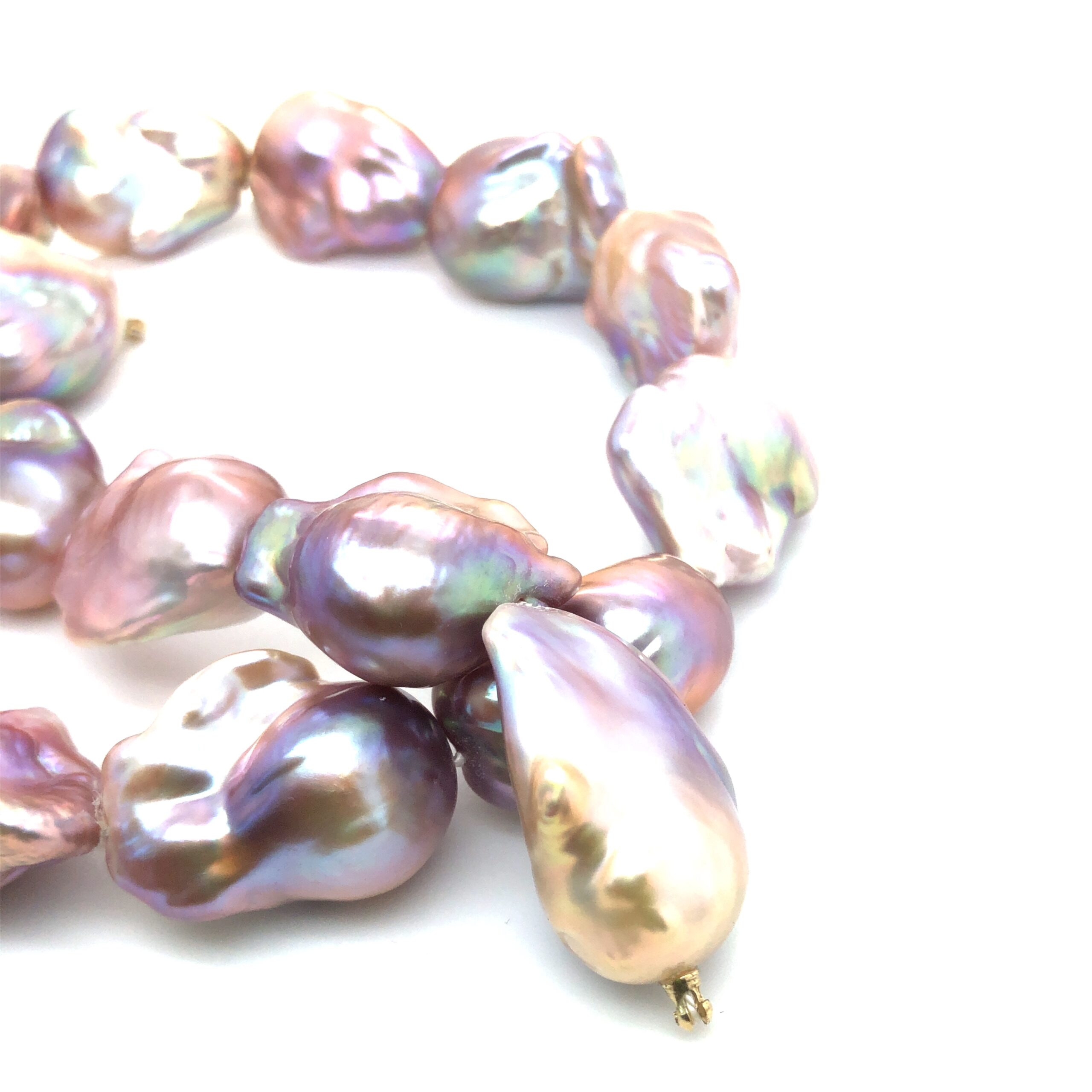 Auberginefarbenes,  barockes Mingperlencollier Naturfarbe! Perlgröße etwa 18 x 25 mm, Länge Collier ca. 43cm, Wechselschlioeßentechnik. Ohne Schließe

UNIKAT

Design: Carsten Kissner
gefertigt im KISSNER Meisteratelier