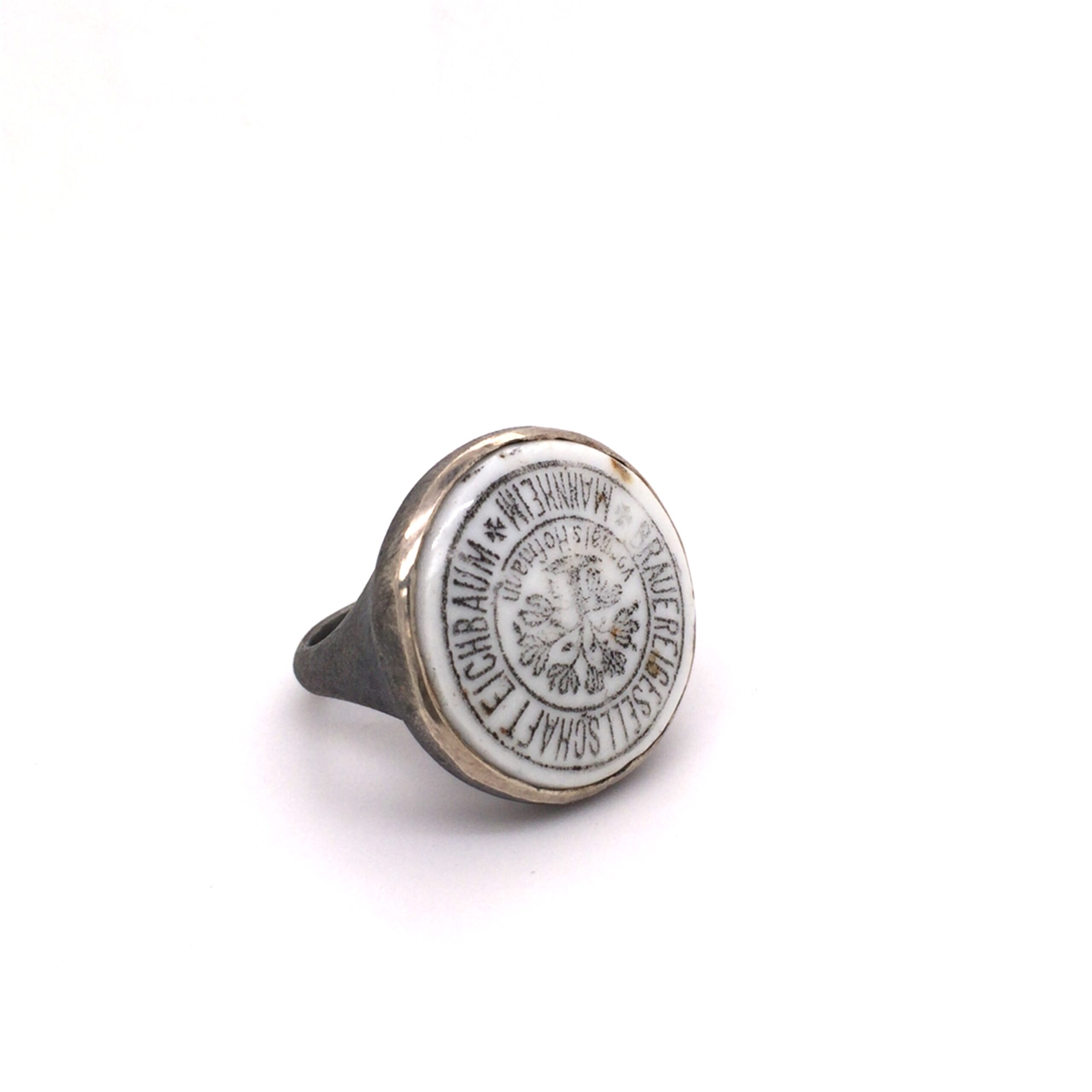 Ring gefertigt in Silber, oxidiert. Original Bierflaschenverschluss aus Porzellan EichbaumBrauerei Mannheim, ca. 1880
Größe 60

Gefertigt im Atelier Kissner
Design: Carsten Kissner