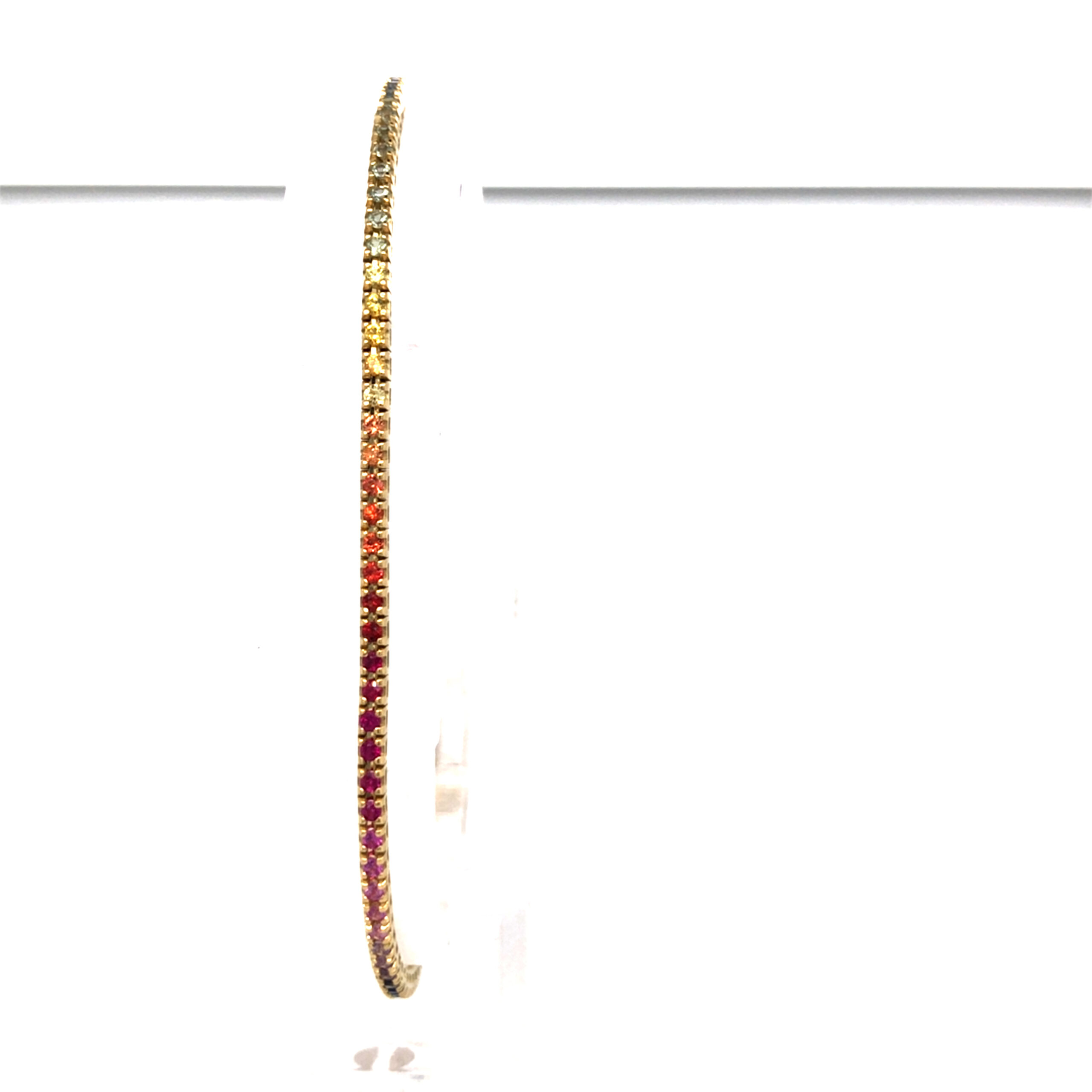 Armband gefertig in Gelbgold 750 / 18 K. Safire in Regenbogenfarben.

Mit einem Schnepper-Sicherheitsverschluss und zur doppelten Absicherung gibt es noch zwei achter, seitlich am Verschluss.

Sehr schöne zarte Ausführung.