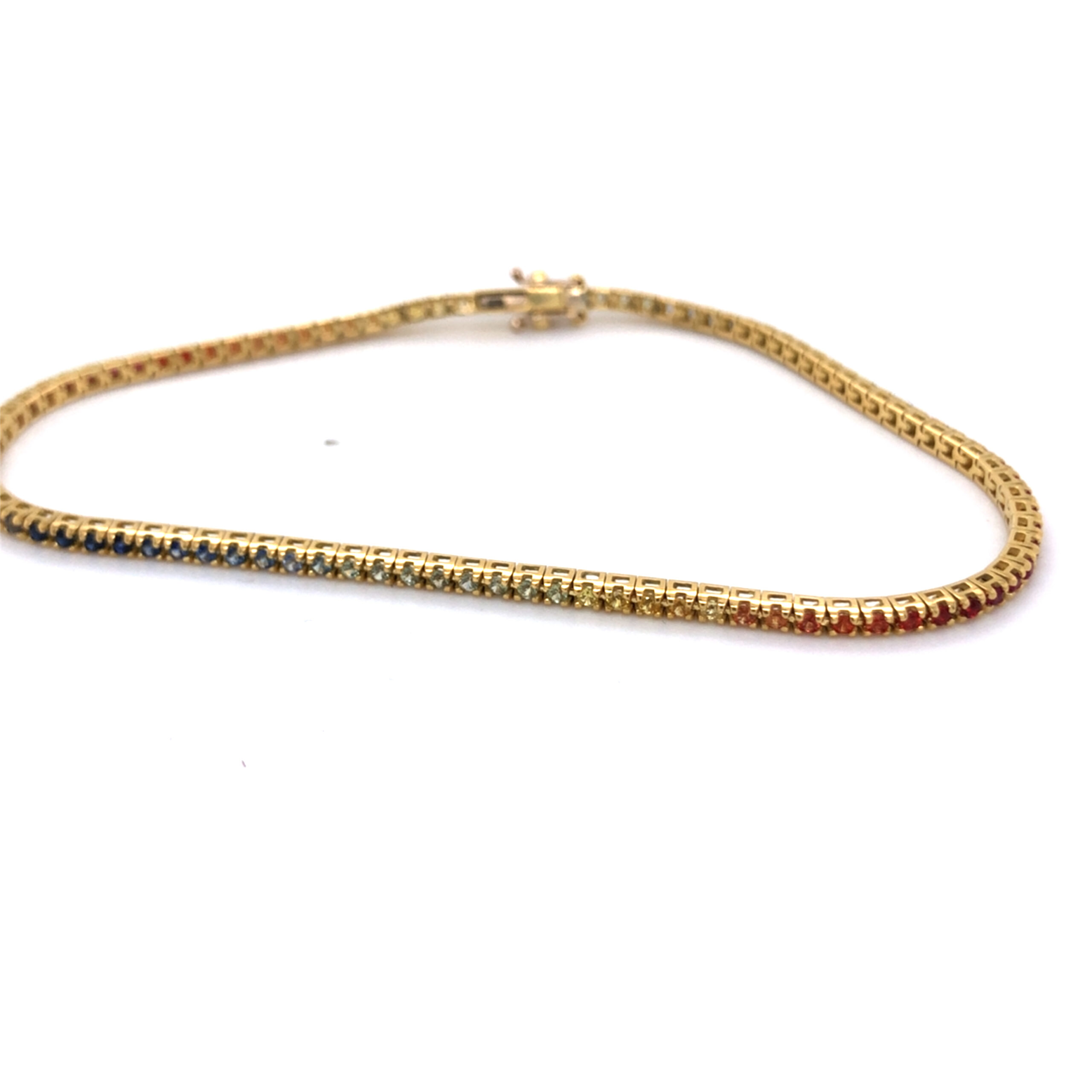 Armband gefertig in Gelbgold 750 / 18 K. Safire in Regenbogenfarben.

Mit einem Schnepper-Sicherheitsverschluss und zur doppelten Absicherung gibt es noch zwei achter, seitlich am Verschluss.

Sehr schöne zarte Ausführung.