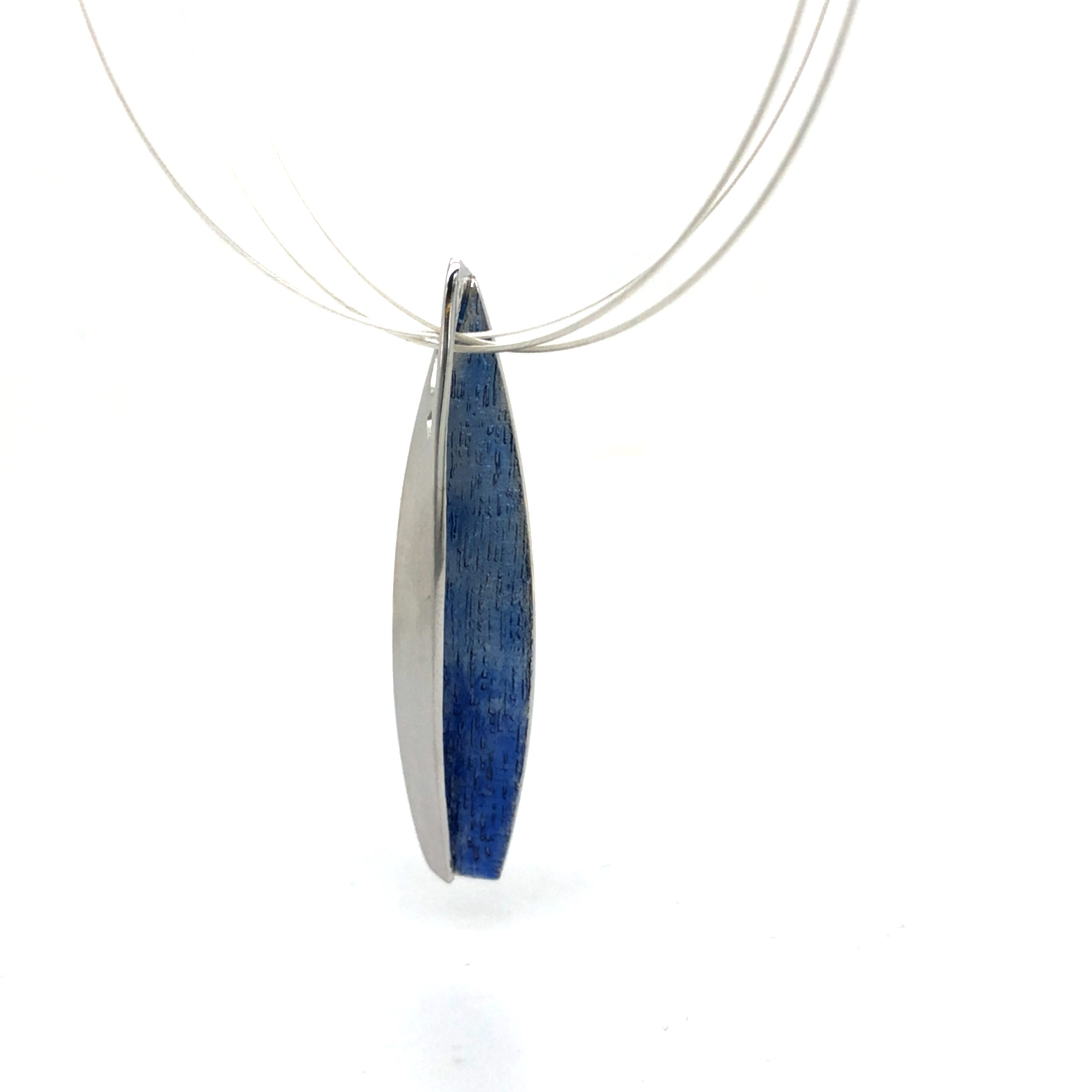 Anhänger gefertigt in Silber 925, rhodiniert, mit Emaille Farbe.