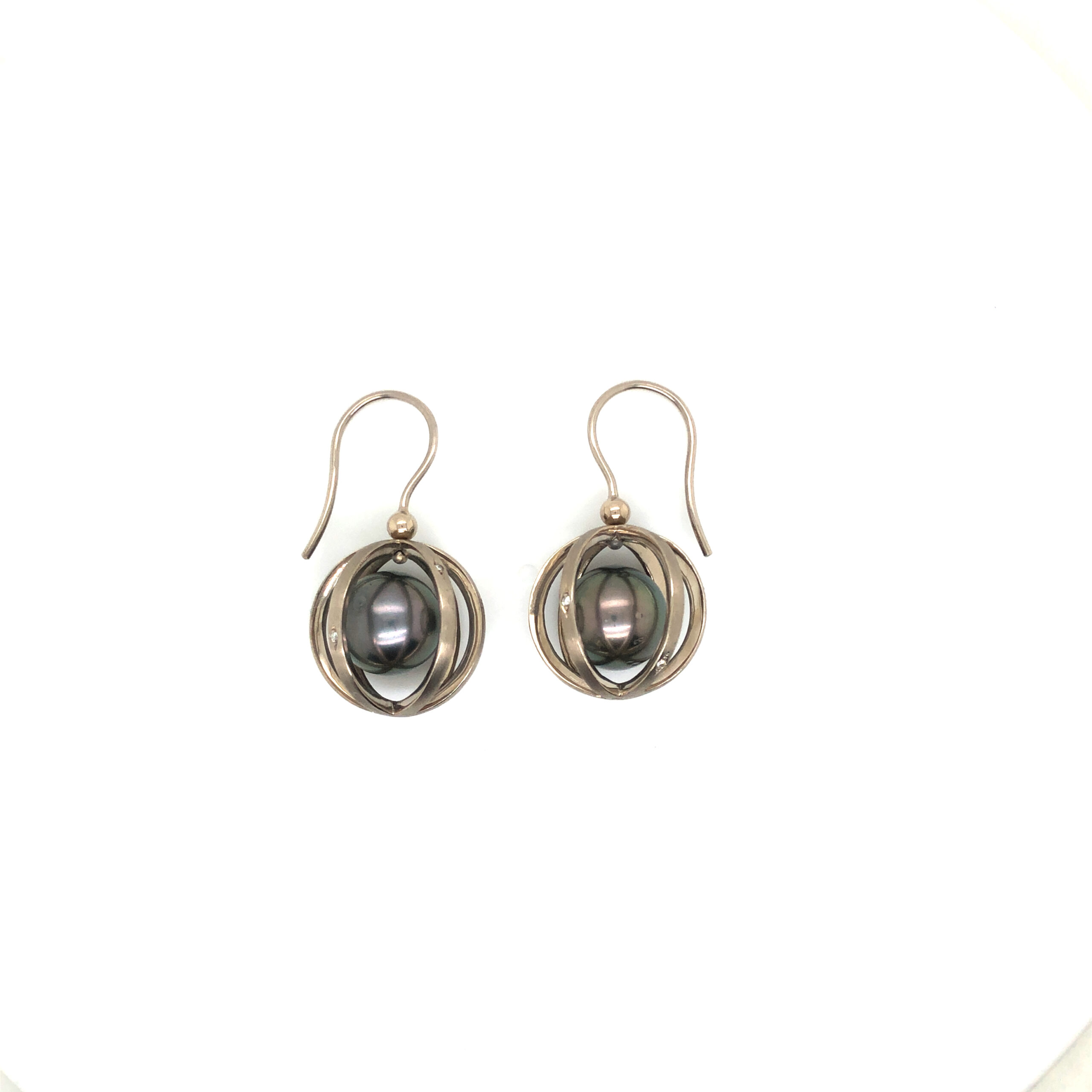 Ohrschmuck WG 750 mit einer schwarzen Tahitiperle und 12 Brillanten fw, si 0,072ct