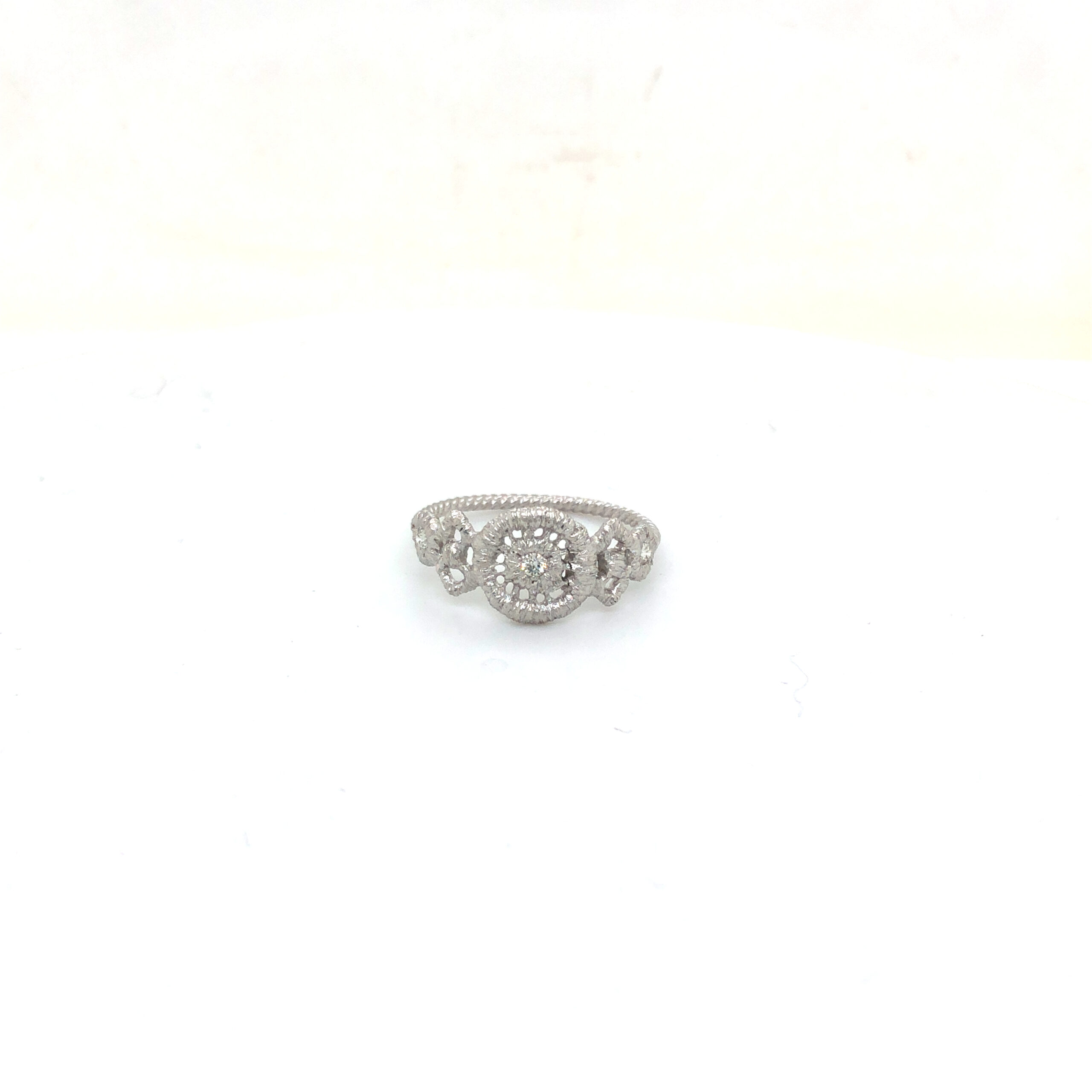 Ring "Turandot" in Weißgold 750 mit einem
Brillanten. G-si, D 1,8mm 0,025ct. Ringweite 54