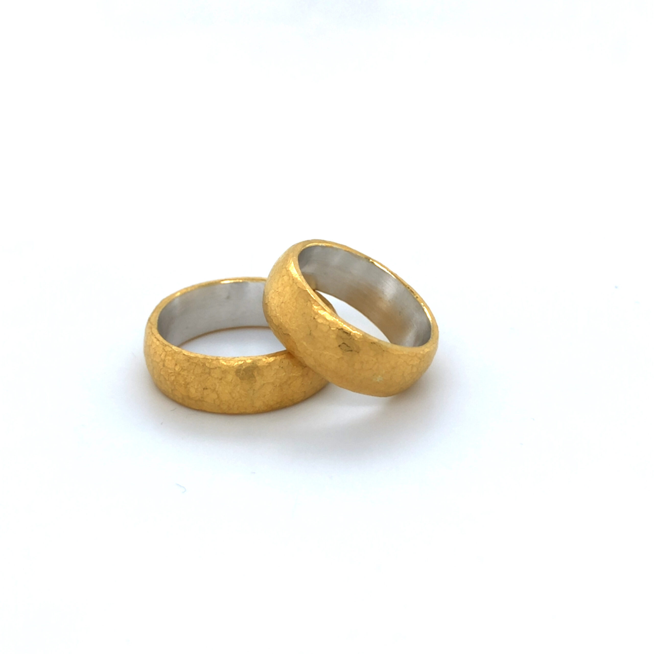 Ring gefertig in Silber mit Feingold beschweißt und ummantelt 
Größe 57, Breite 7,5 mm