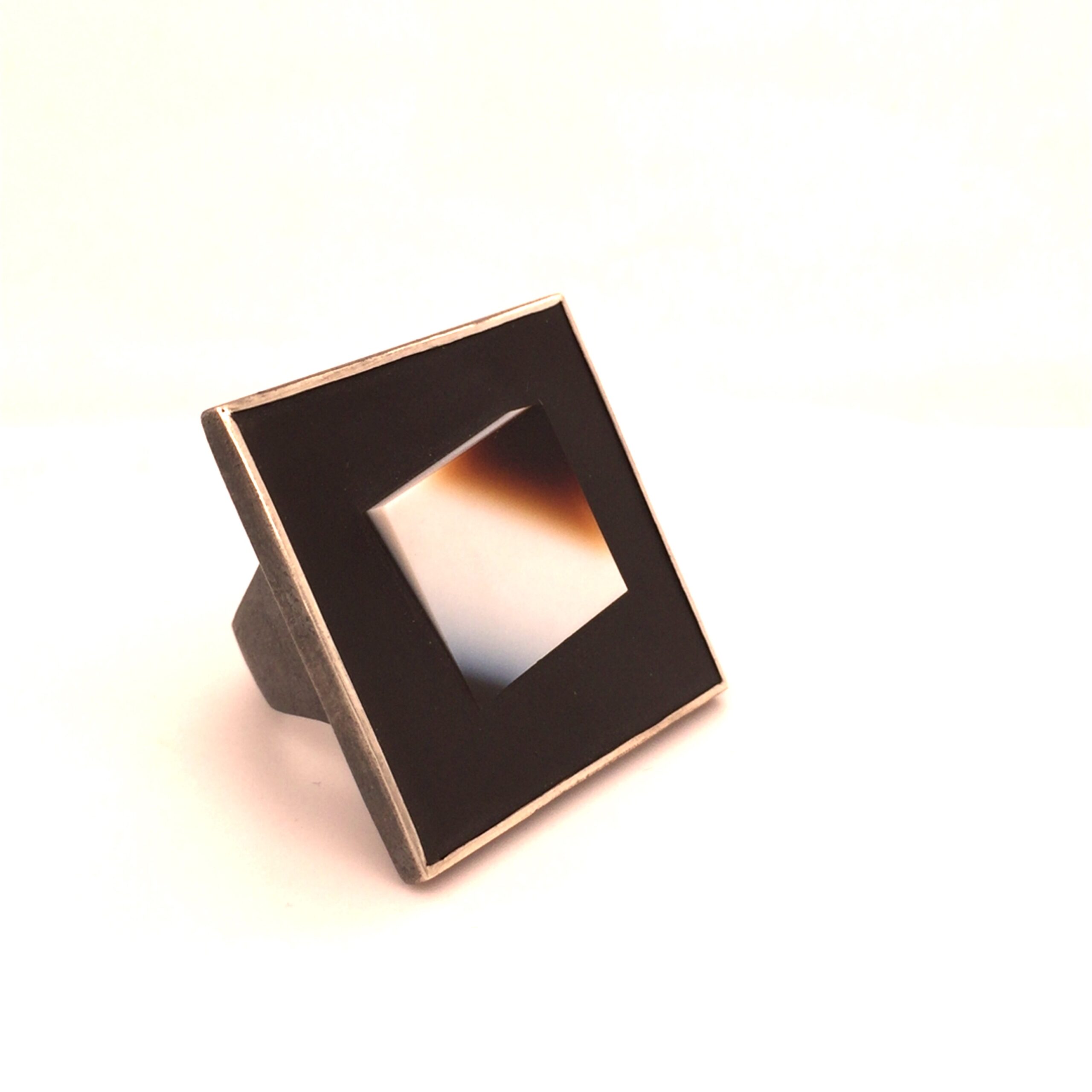 Ring gefertigt in Silber, geschwärzt mit Lagenachat. Größe 56,5

Gefertigt im Atelier Kissner
Design: Carsten Kissner
