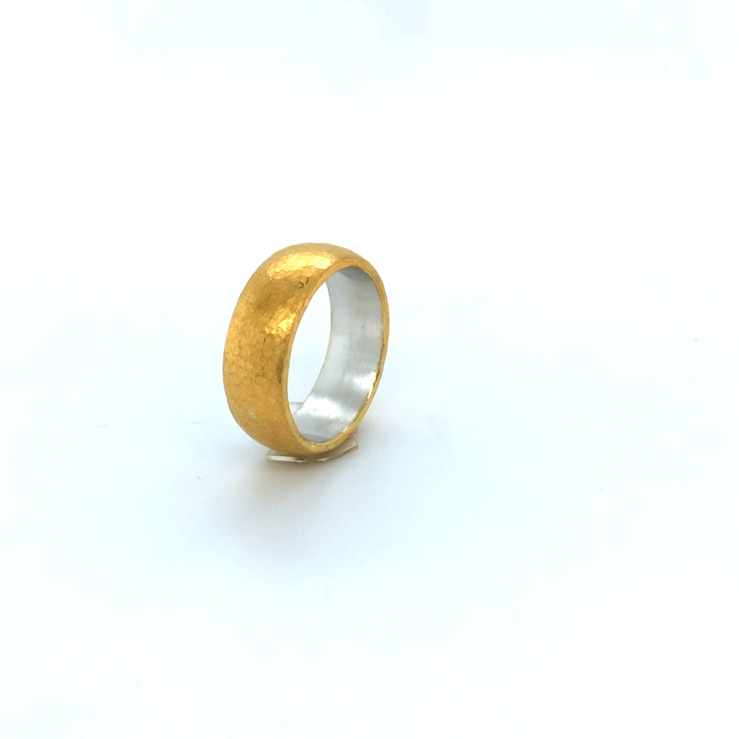 Ring Silber mit Feingold beschweißt
Breite 7,5mm 
Ringweite 64, eine evtl. anfallende Ringweitenänderung ist inklusive.
