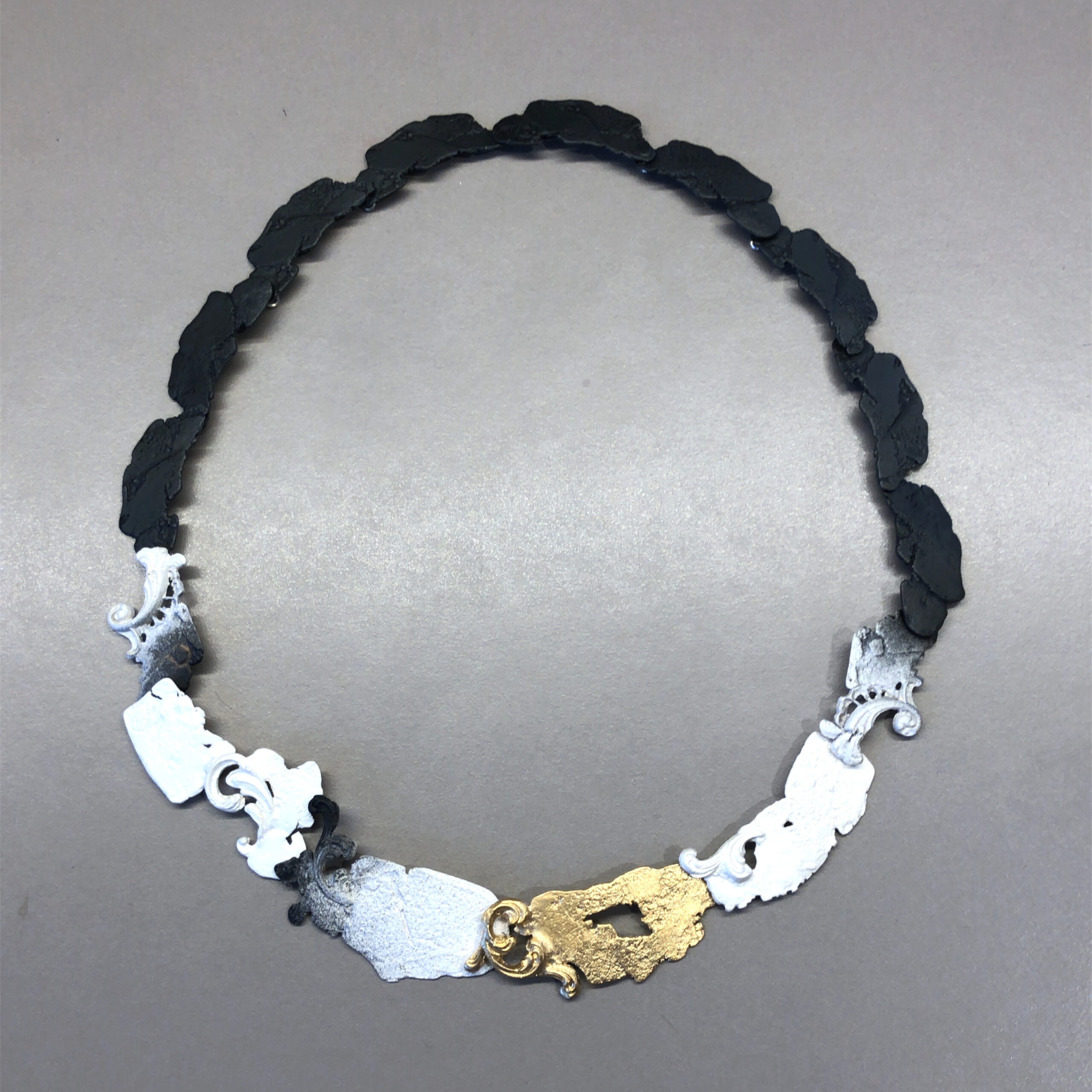 Außergewähnliches Collier in schwarzem, vergoldetem und natürlichem Silber, barocke Elemente verschmelzen mit organischen Strukturen. Länge 45cm