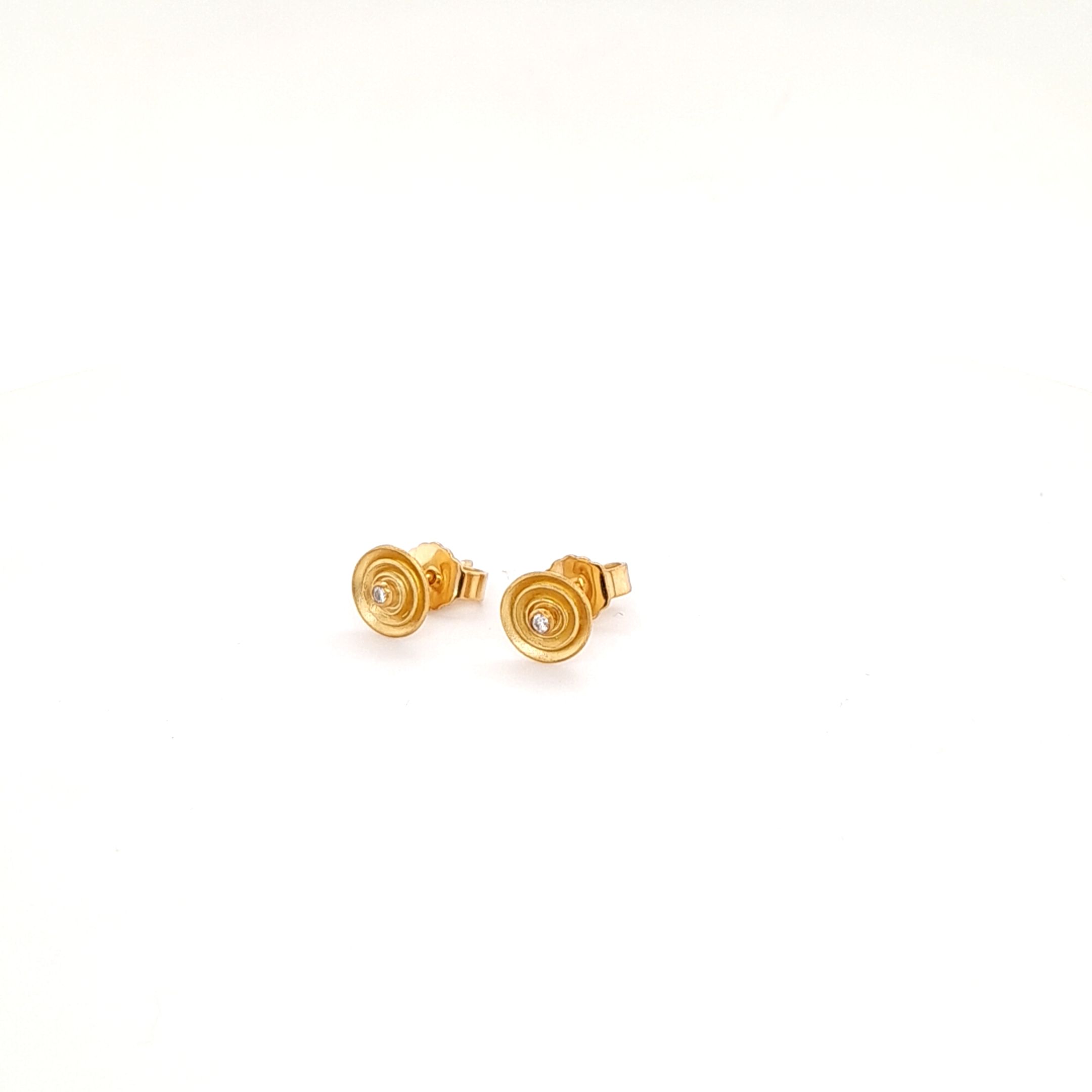 Ohrstecker gefertig in Gelbgold 750/ooo, mit je einem Brillanten zus. 0,024ct
Durchmesser ca. 0,7 cm
