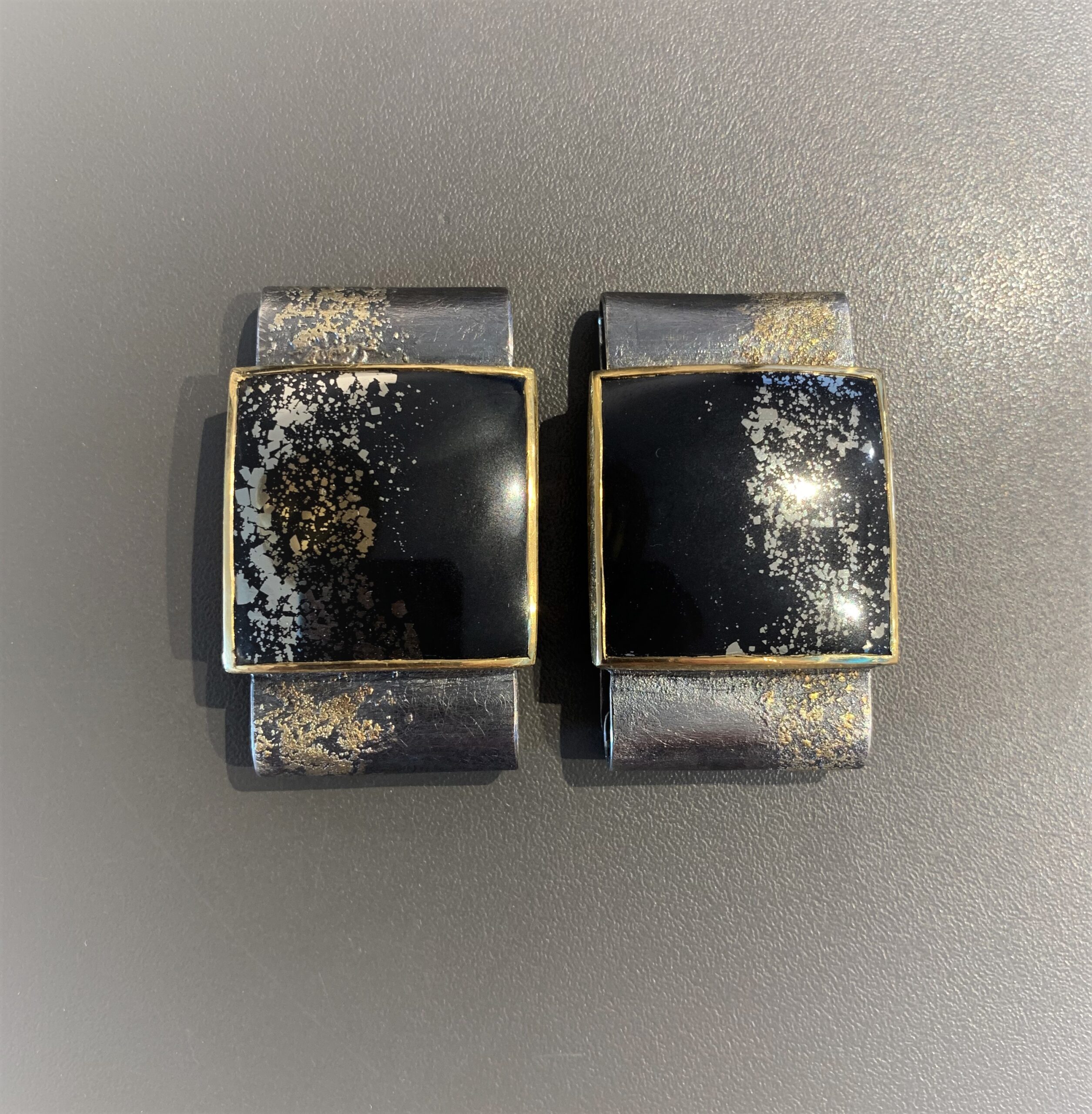 Hemdhelden für dunkle Hemden oder Jackettumschläge. Gefertigt in geschwärztem Silber, Feingold, 2 Schieferpyrite in Gold 900 gefasst