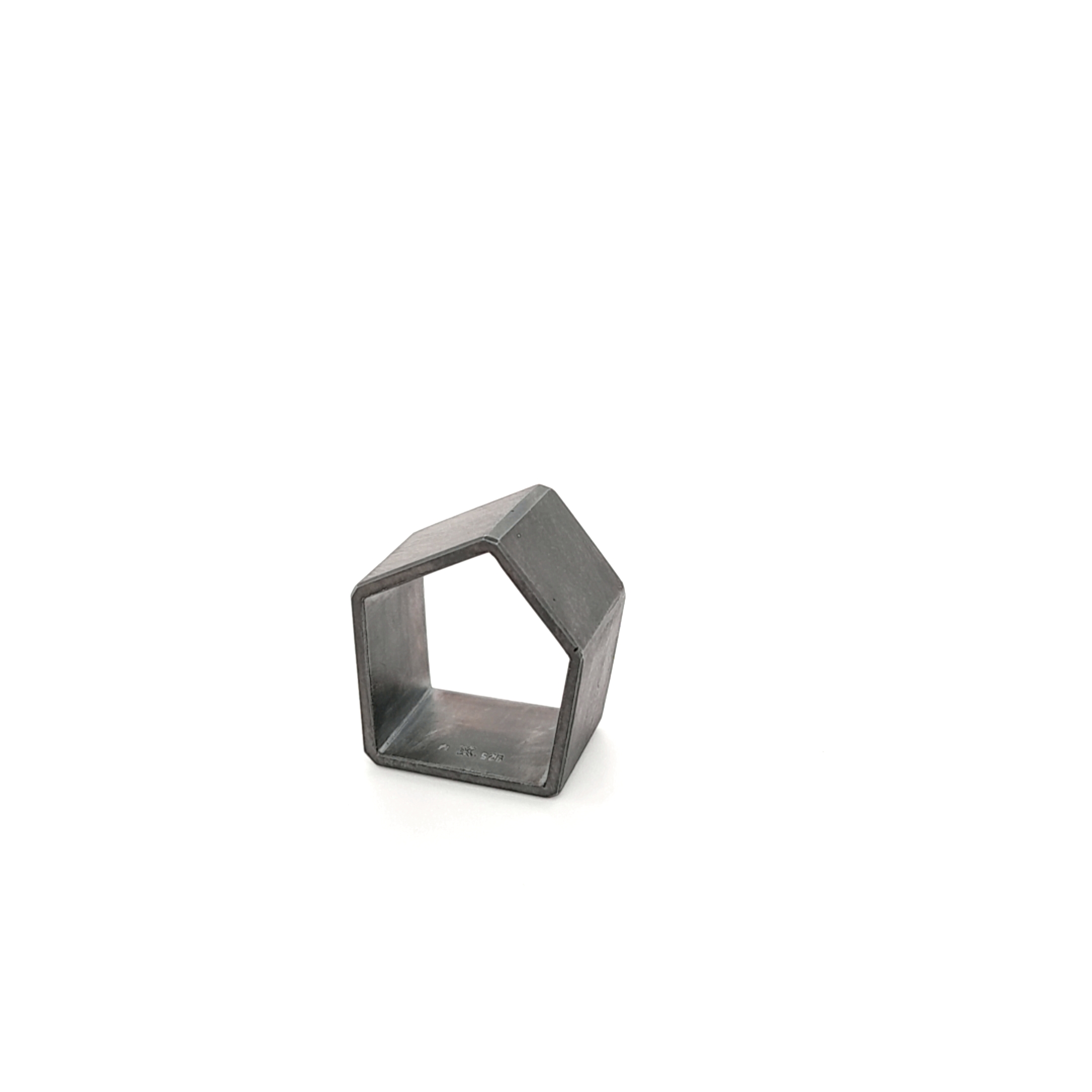 Ring gefertig in Silber 925 geschwärzt, fünfkant Ringschiene.