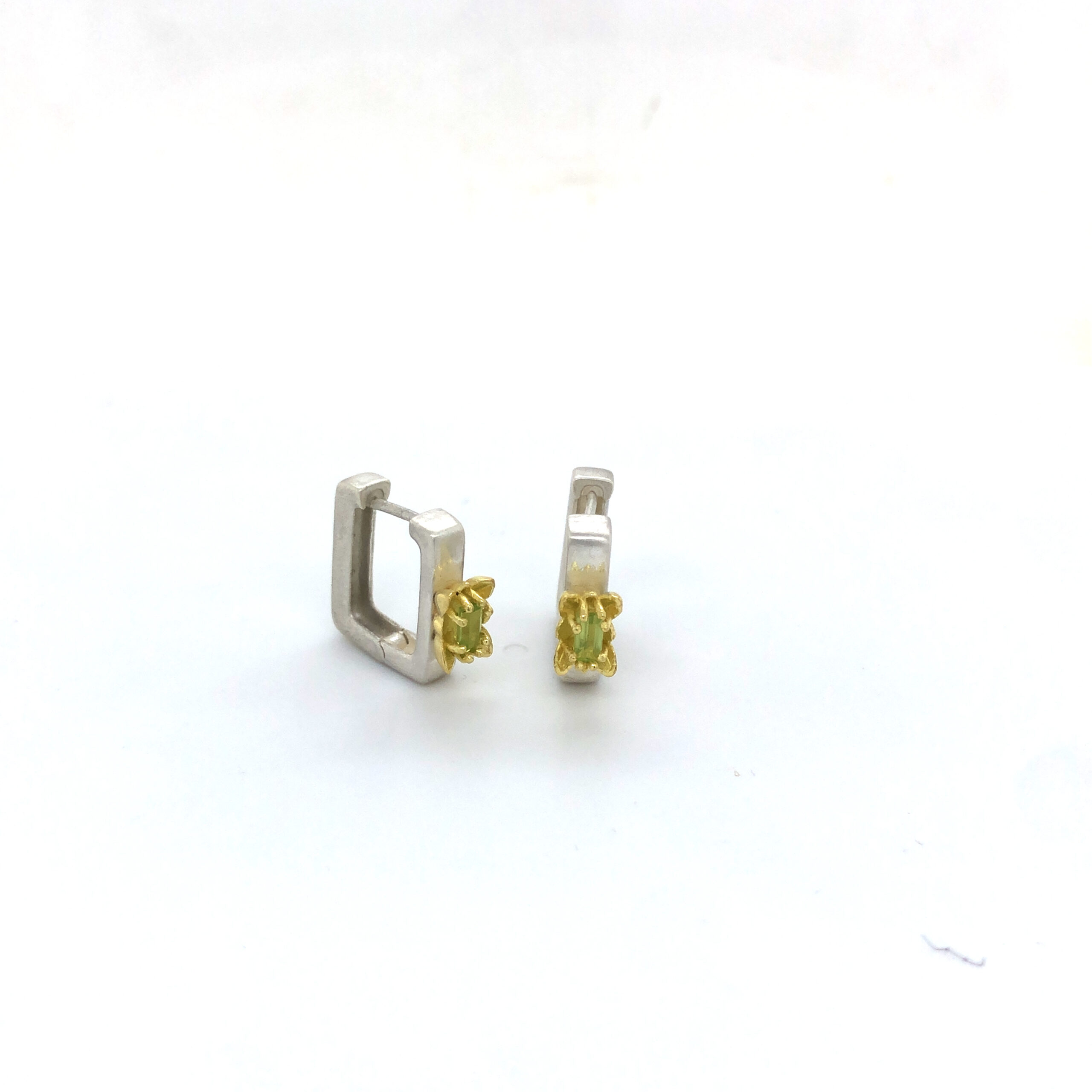 Creolen in Silber 925, Baguettefassung in Gelbgold 750 mit Peridot