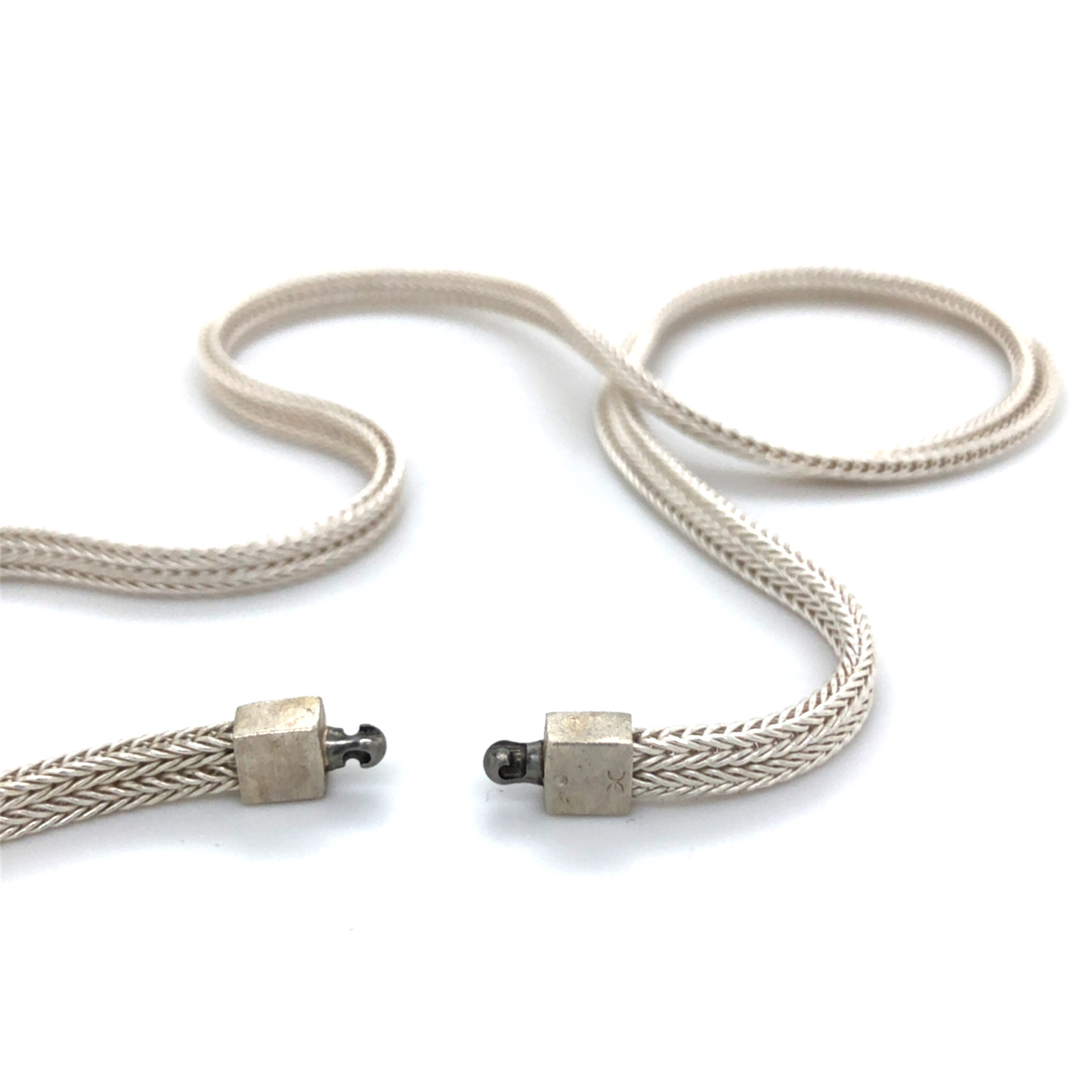 Halskette Silber 925 für Wechselschließen, das 2-reihige Foxband hat die Maße 4x2 mm und eine Länge von 42 cm.

Die Kette lässt sich durch eine Wechselschließe verschließen, welche als Schmuck dient und somit vorne getragen werden kann.

Die Wechselschließe ist extra zu erwerben