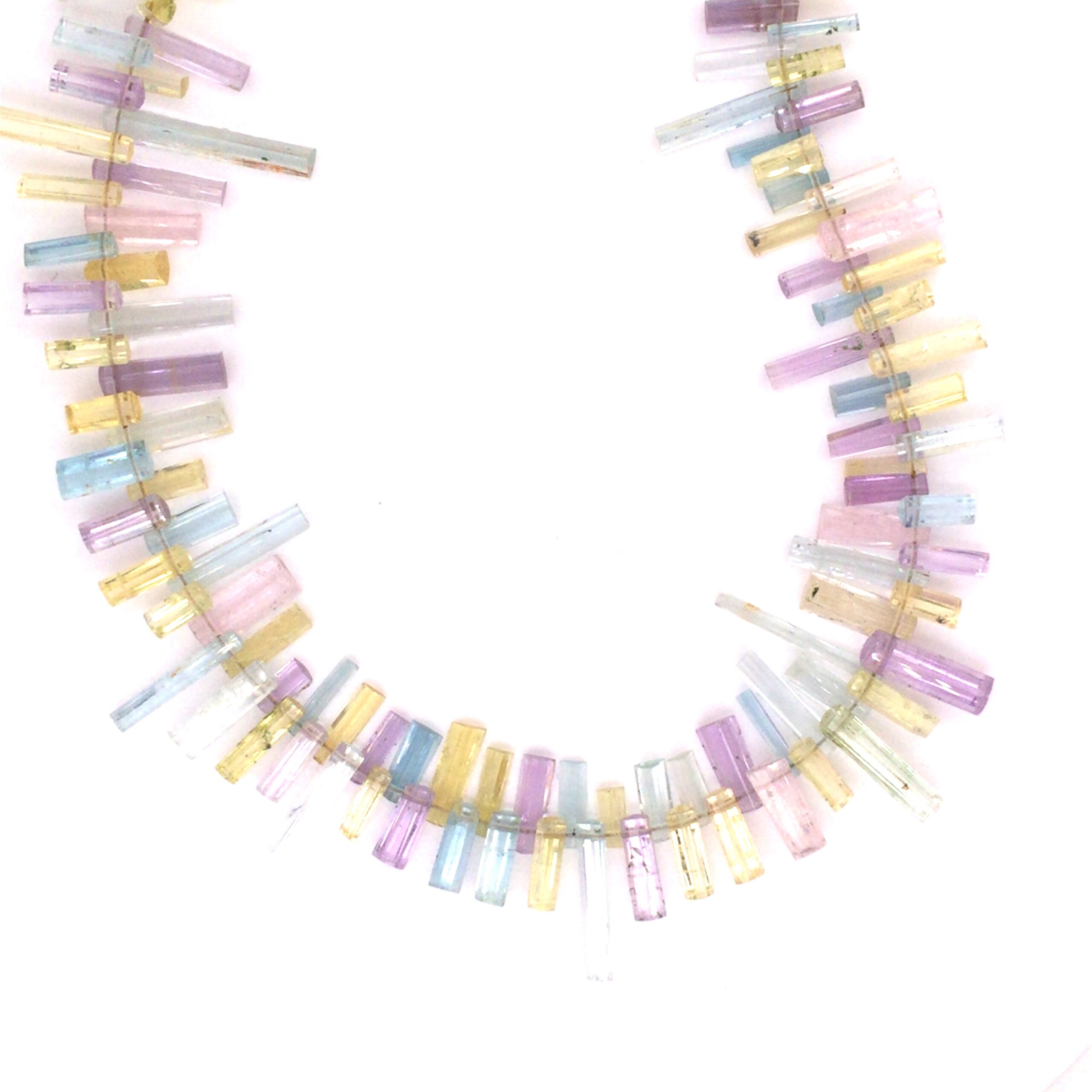 Steinkette (Aquamarin, Beryll, Amethyst) gefertigt mit einer Rotgold 750 Sicherheits-Haken-Schließe.


Länge ca. 44 cm

Gefertigt im Atelier Kissner
Design: Carsten Kissner