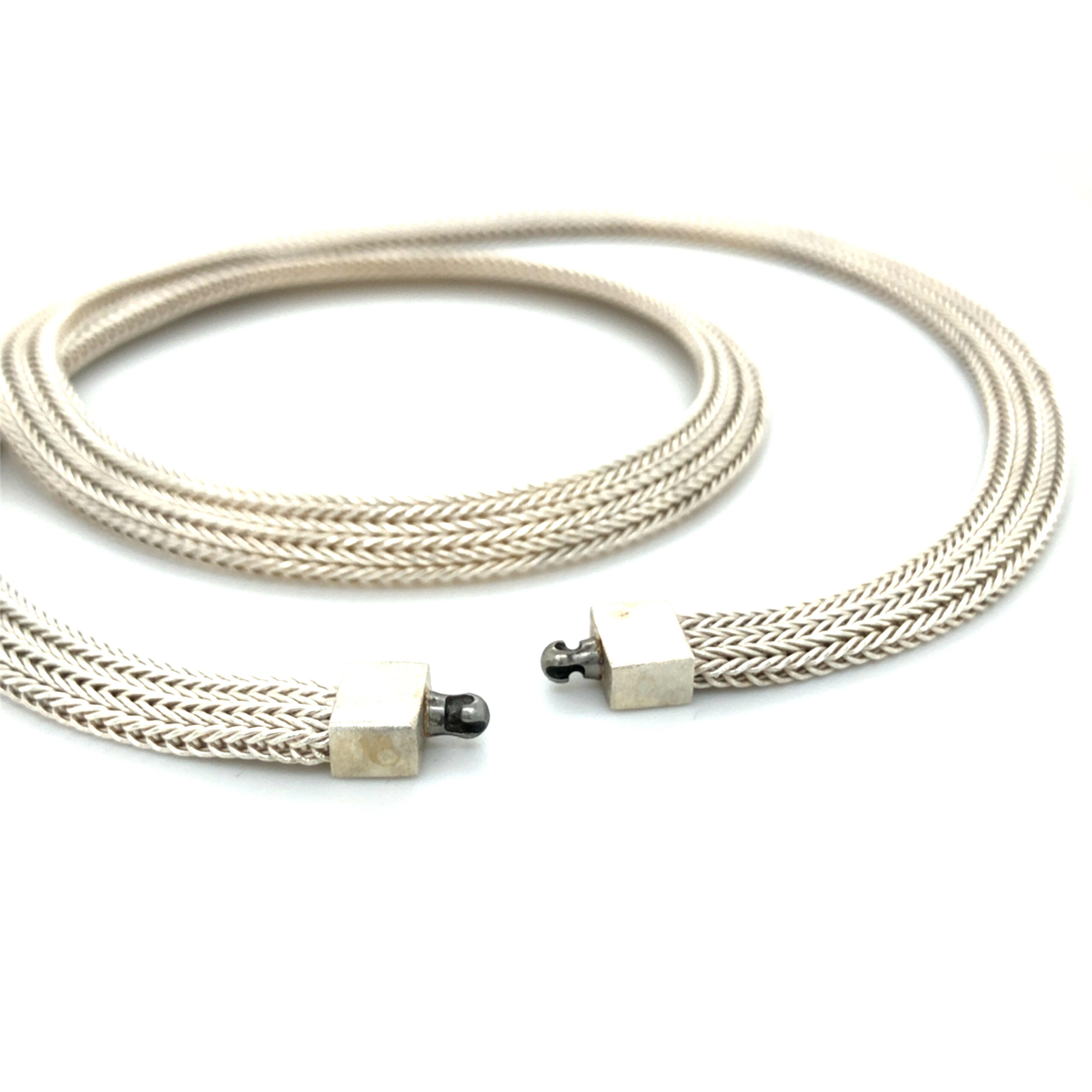 Halskette Silber 925 für Wechselschließen, das 3-reihige Foxband hat die Maße 5,7 x 2 mm und eine Länge von 42 cm.

Die Kette lässt sich durch eine Wechselschließe verschließen, welche als Schmuck dient und somit vorne getragen werden kann.

Die Wechselschließe ist extra zu erwerben