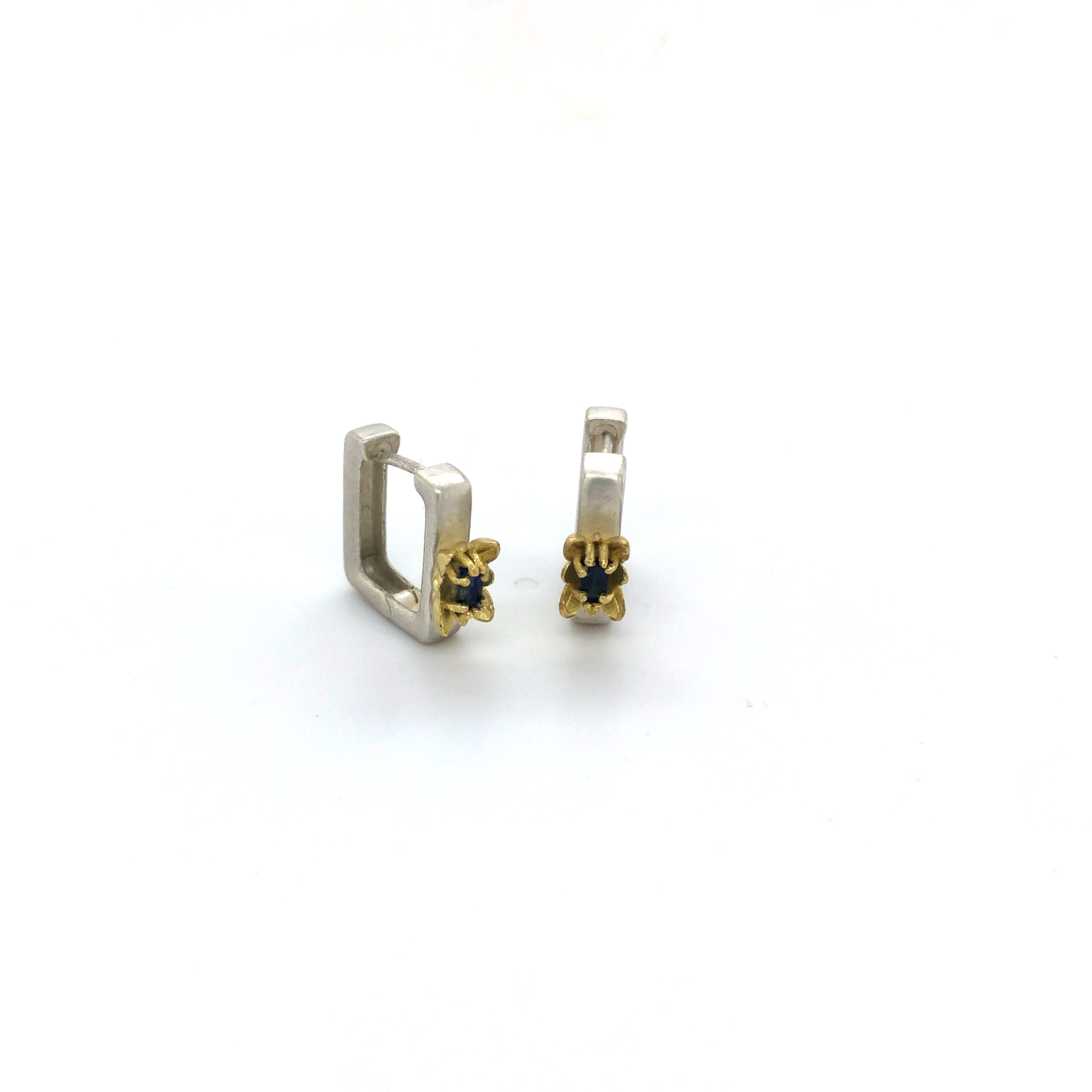 Creolen in Silber 925, Baguettefassung in Gelbgold 750 mit Safir