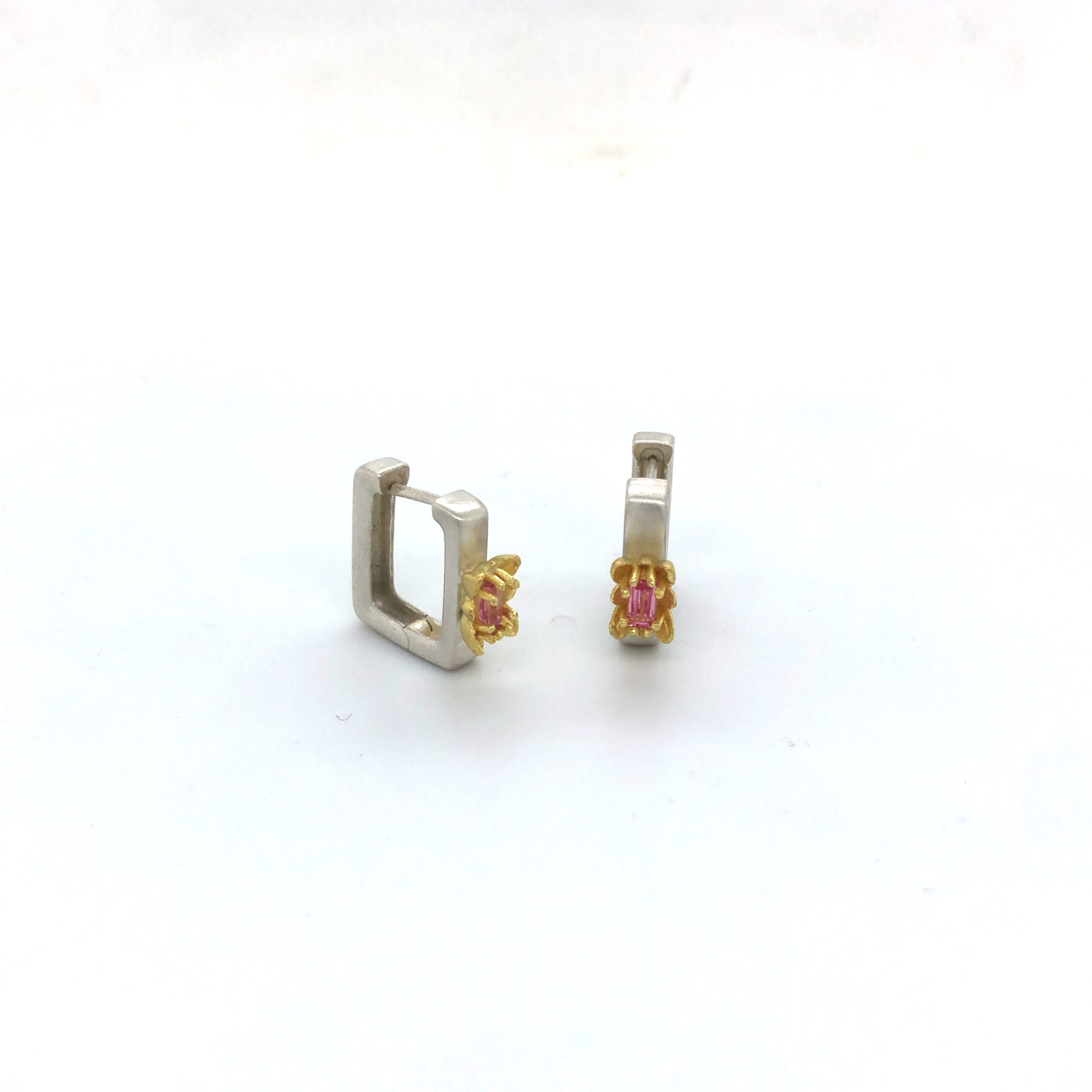 Creolen in Silber 925, Baguettefassung in Gelbgold 750 mit rosa Safir
