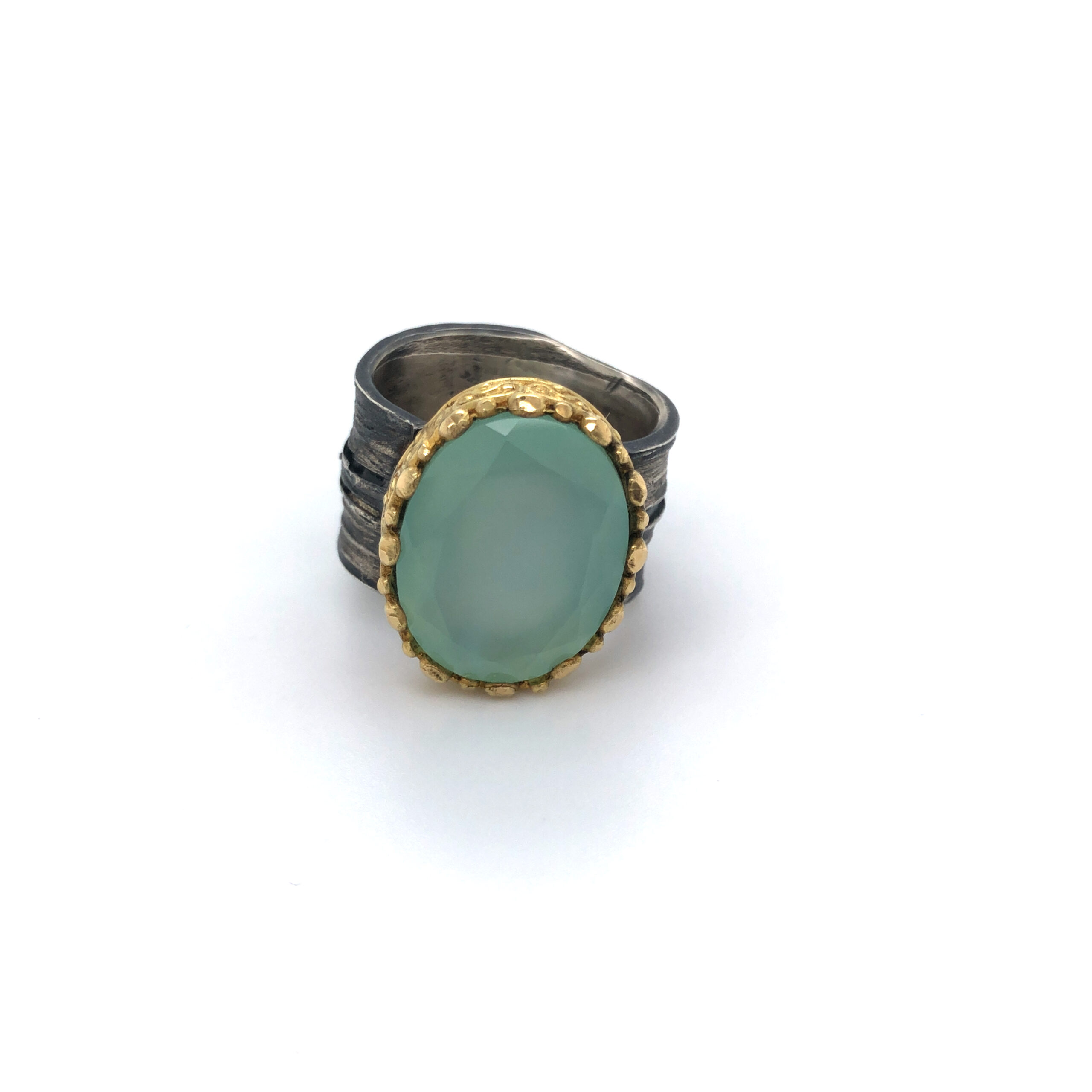 Der Ring mit Brillant und Chalcedon ist ein echter Blickfang. Der funkelnde Brillant und der zarte Chalcedon machen ihn zu einem einzigartigen Schmuckstück. Tragen Sie diesen Ring alleine für einen eleganten Look oder kombinieren Sie ihn mit anderen Schmuckstücken für einen individuellen Stil. Ein Must-have für jede Schmucksammlung!