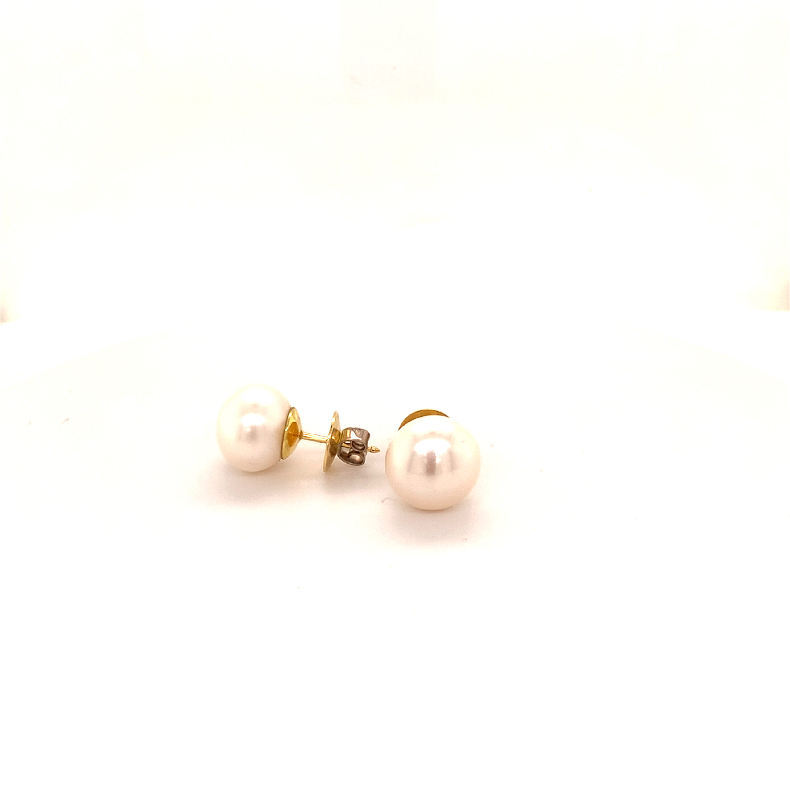 Perlohrstecker Gold 750 mit großen Ohrmuttern, Süsswasser Button Perlen 13mm Durchmesser.
