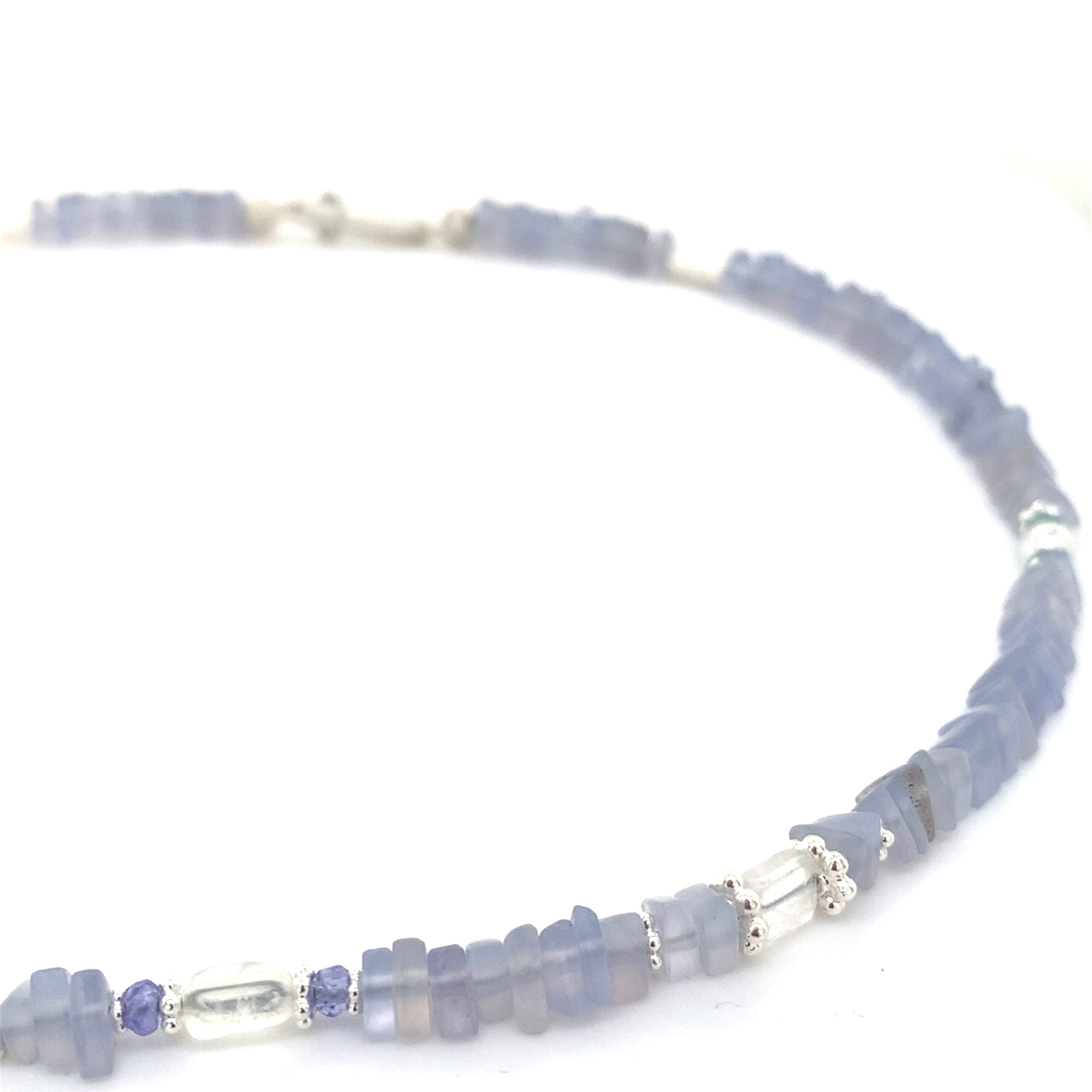 Zartes Fleiderblau in Silber gearbeitet. Länge 45,5cm mit patentierter Doppelclipschließe.

UNIKAT

Gefertigt im KISSNER Meisteratelier
Design: Carsten Kissner