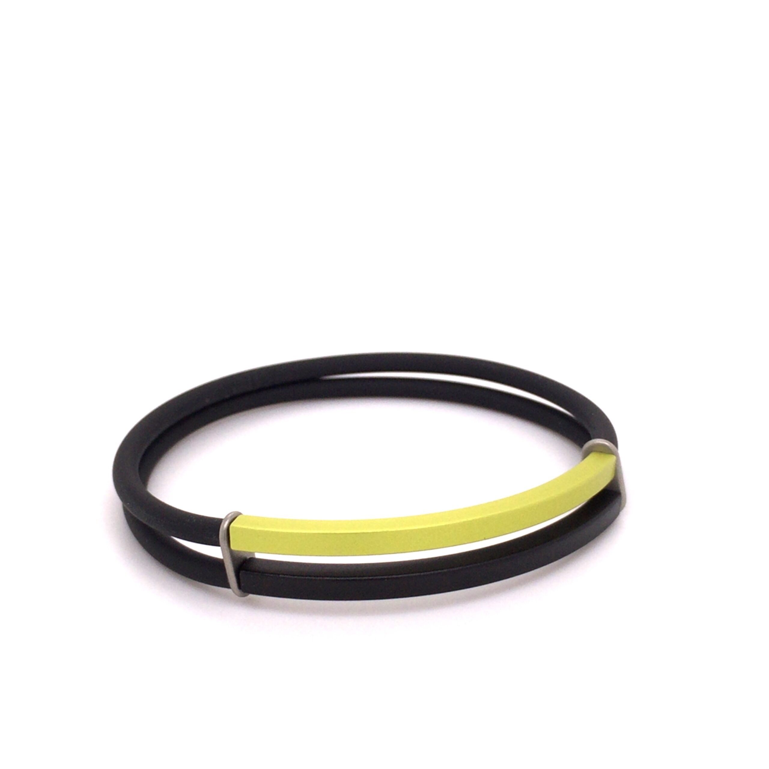 Armband gefertigt mit Kautschuk und Alumunium eloxiert, auf Gummiband aufgezogen.