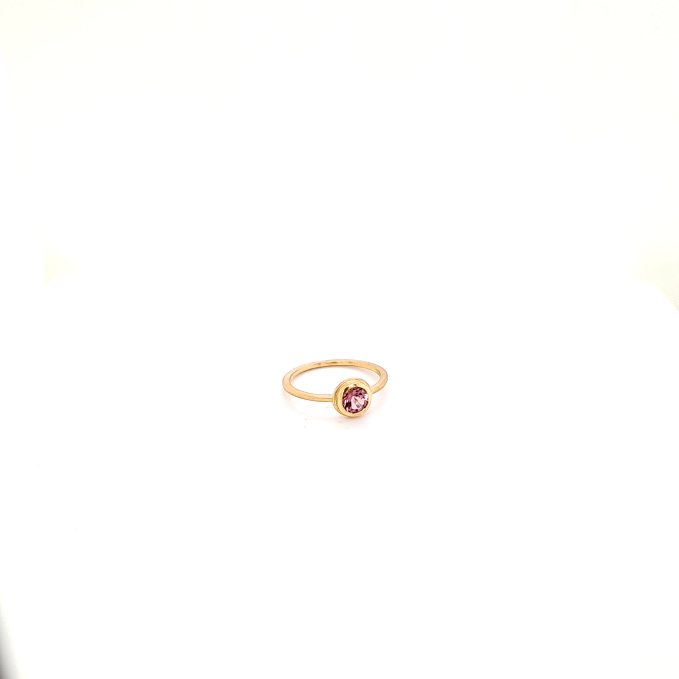 Ring gefertig in Gelbgold 750/ooo, mit einem pinken Turmalin- facettiert 5mm
Ringweite 54. Eine evtl. anfallende Ringweitenänderung ist inklusive.