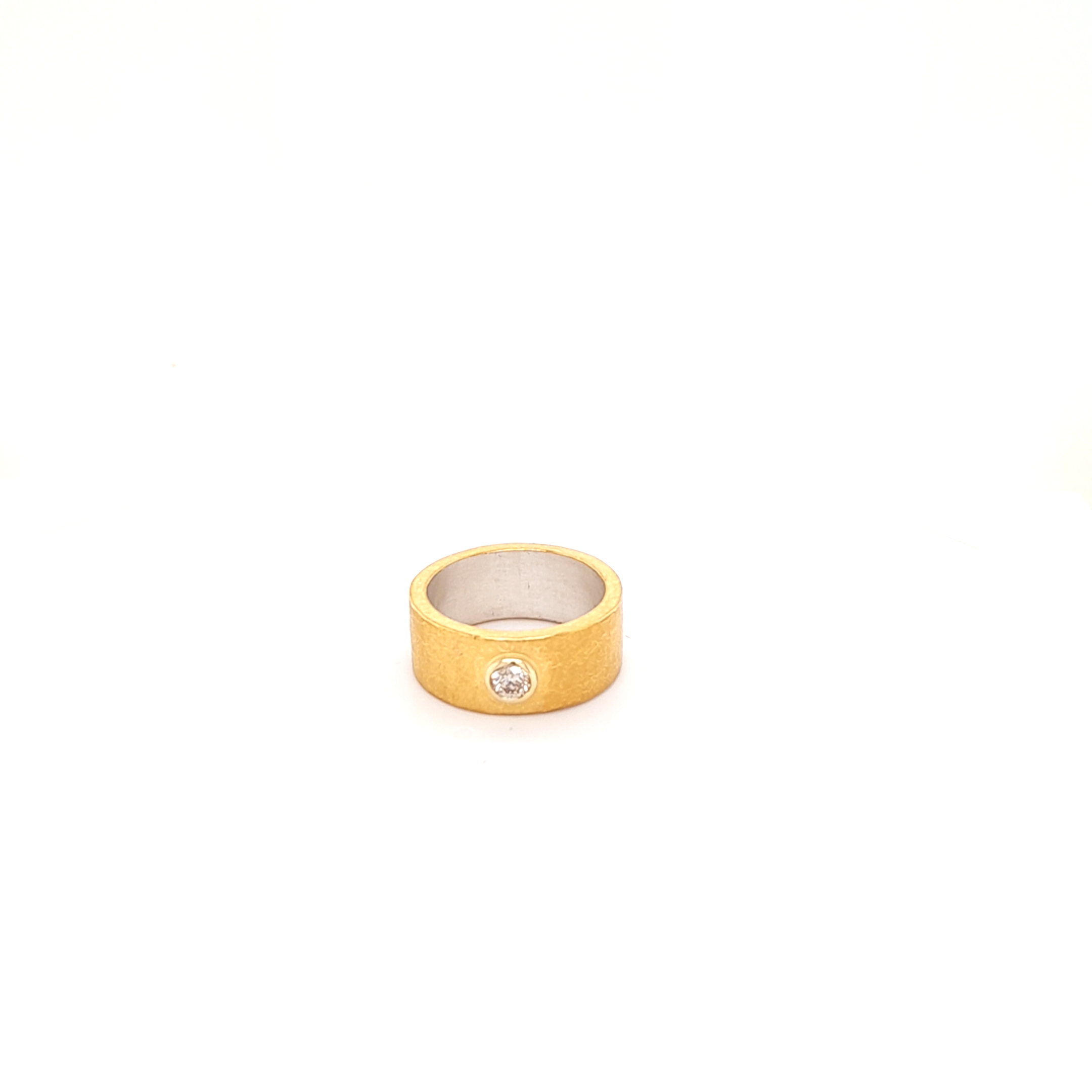 Ring gefertig in Silber mit Feingold ummantelt, mit einem Brillant  0,25ct getönt
Breite 8,5 mm
Ringweite ca. 57-57,5. Eine evtl. anfallende Ringweitenänderung ist inklusive.