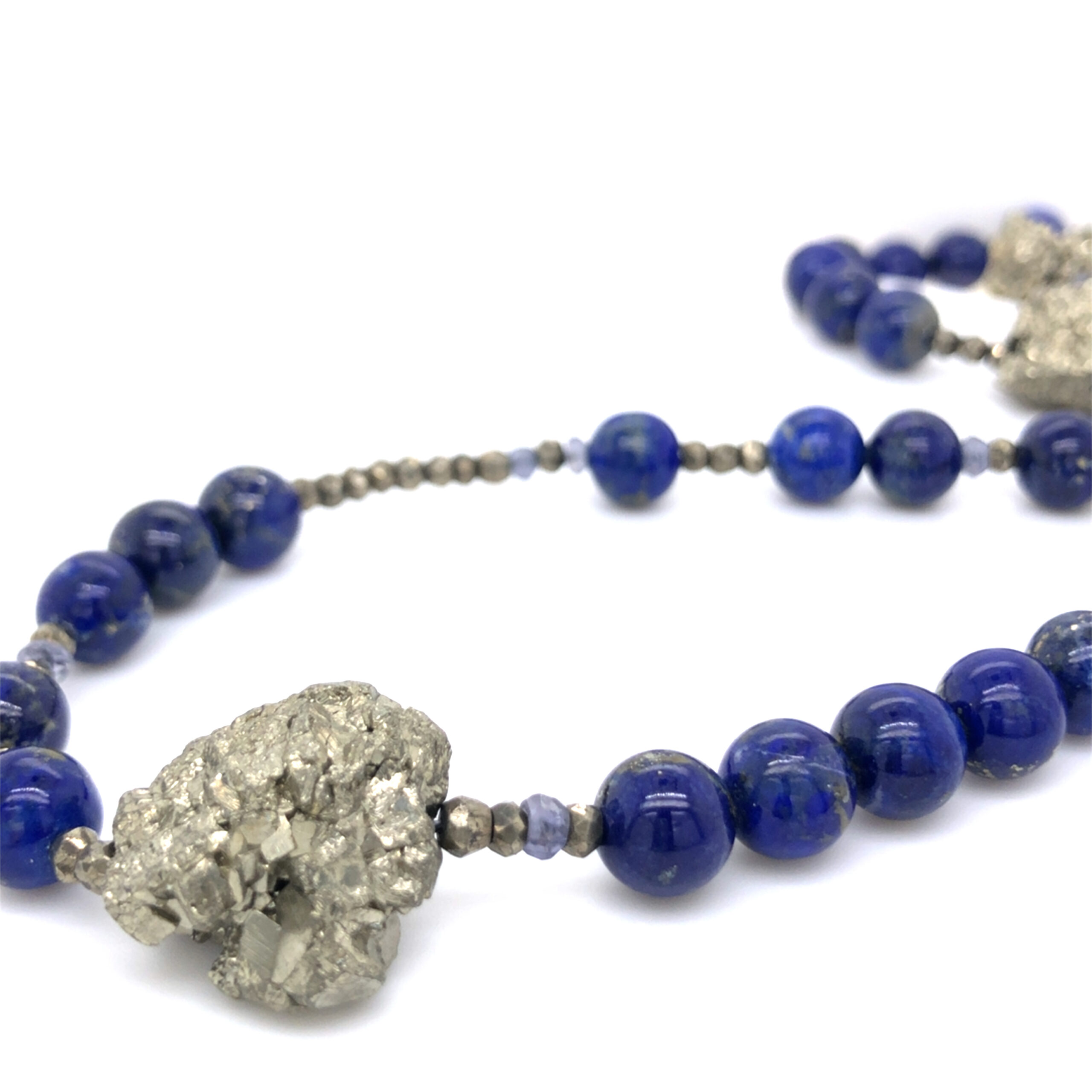 Die Steinkette besteht aus den Edelsteinen: Lapislazuli Kugel, Pyrit Brocken und faccetiert, sowie Blauquarz. Die Edelsteinmixkette verfügt über eine bewegliche Hakenschließe, gefertig aus Silber 925, oxidiert.
Die Länge der Kette ist ca. 92 cm, die Kette kann somit auch mehrreihig getragen werden.
-Made in Schwetzingen-