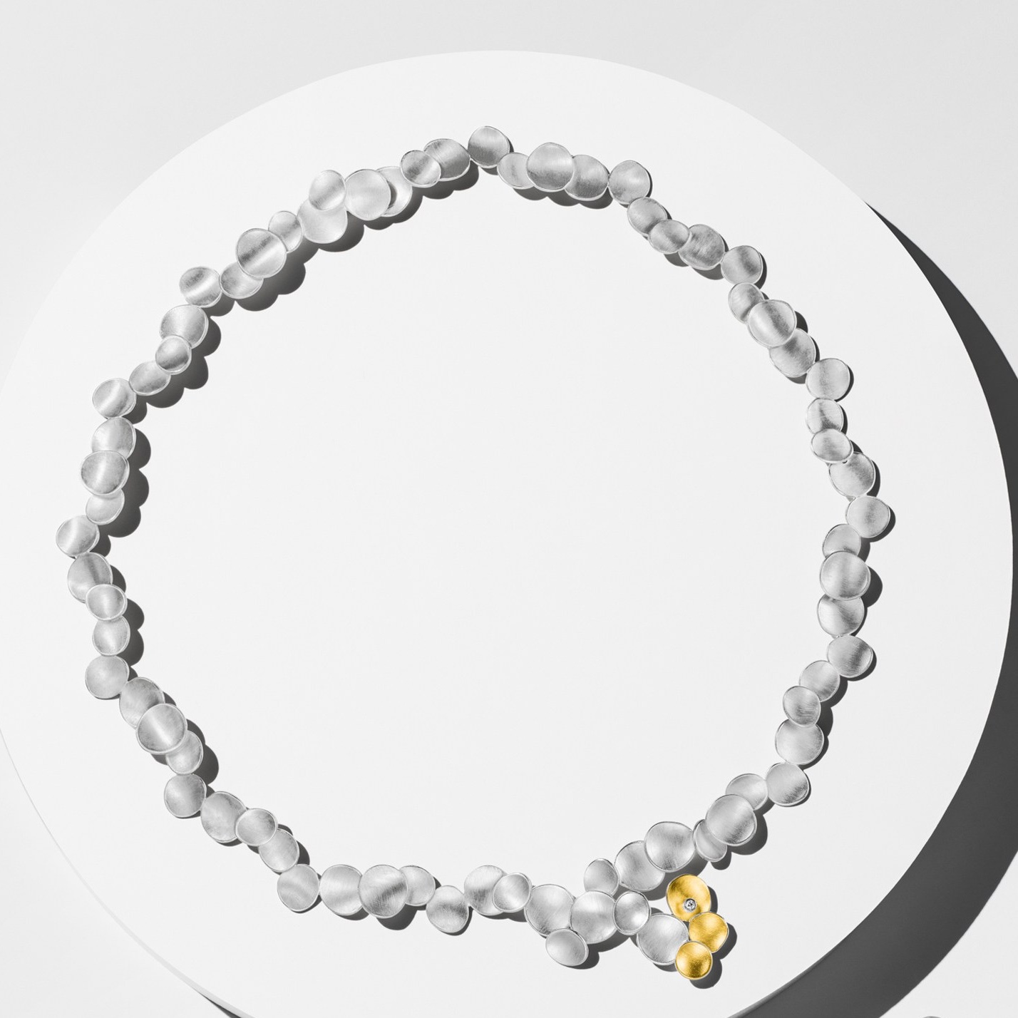 Halsschmuck gefertig in Silber 925 und teilweise mit  Gold 900/ooo beschweißt, sowie einem einem Brillant mit 0,02ct.

Die Kette wird durch einen Sicherheits-Haken-Verschloss geschlossen.
Länge ca. 42,5 cm - Evtl. anfallende Längen-Änderungen sind auf Anfrage möglich.