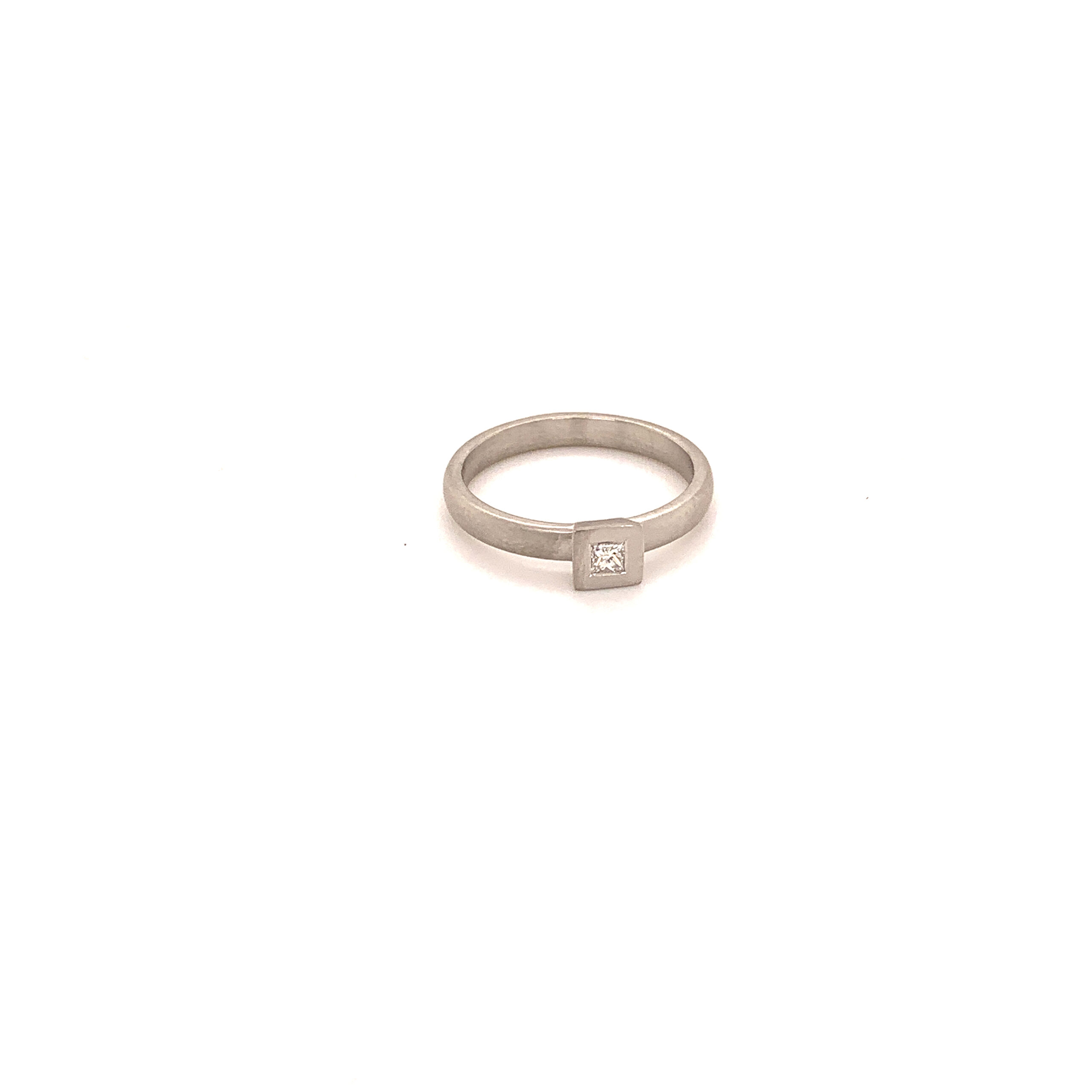 Zarter Platinring mit Princess Diamant 0,08ct. Größe 54, Weitenänderung auf Wunsch inklusive
