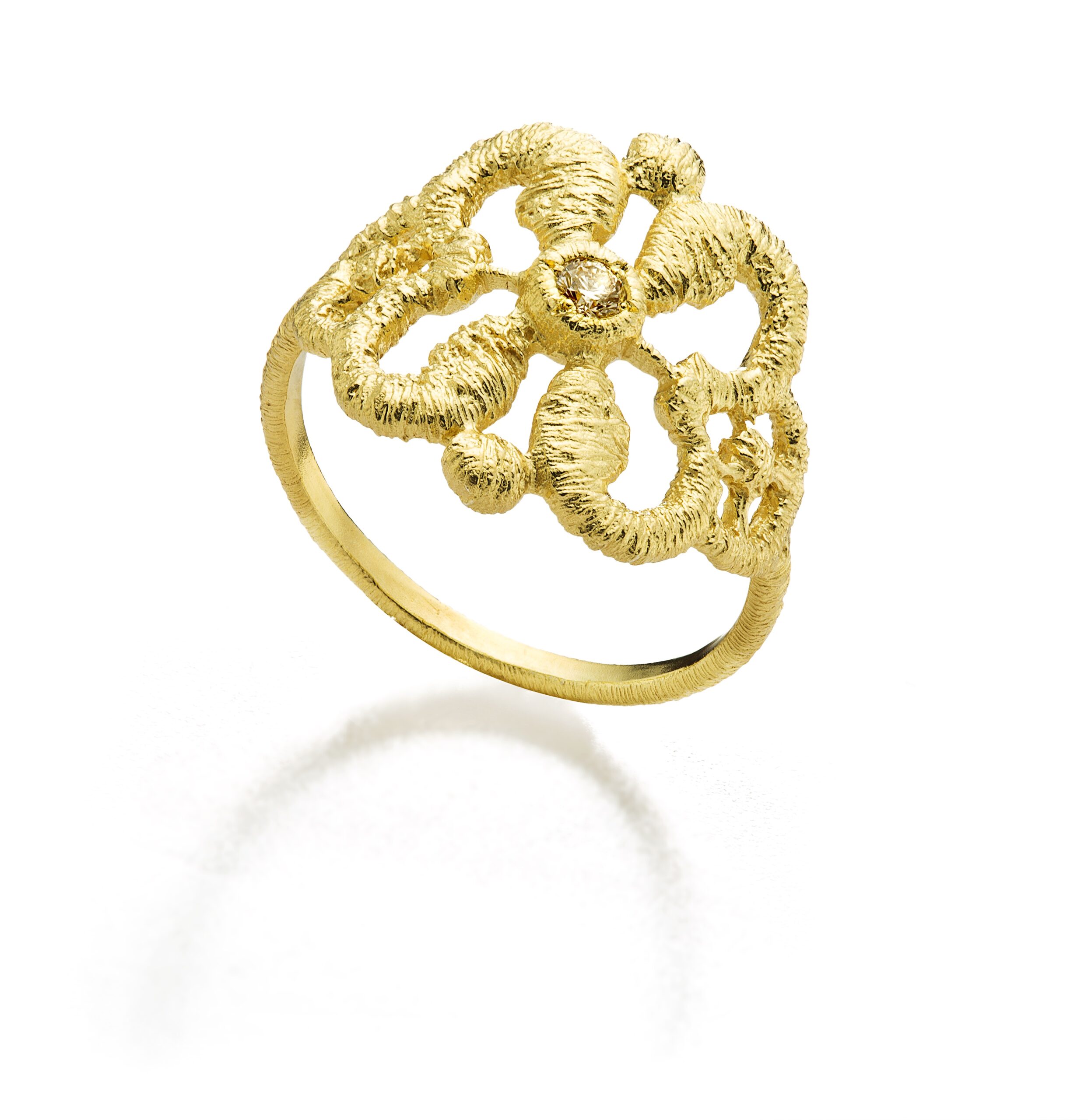 Ring "Marrakesch" gefertig in Gelbgold 750, mit einem Champagner-farbenen-Brillant 0,05 ct.
Ringweite 54. Eine evtl. anfallende Ringweitenänderung ist inklusive.

Exotisch, verführerisch, geheimnisvoll: Der Ring Marrakesch ist von orientalischen Ornamenten inspiriert und fangen das Flair des Morgenlands ein. Die ausgewogene Symmetrie und die detailreichen Muster erhalten durch das
luftige Spitzendesign eine neue, leichte und beschwingte Aussage. Marrakesch gilt als „Perle des Südens“. Der Ring greift die Schönheit und Lebendigkeit der quirligen, marokkanischen Stadt auf.