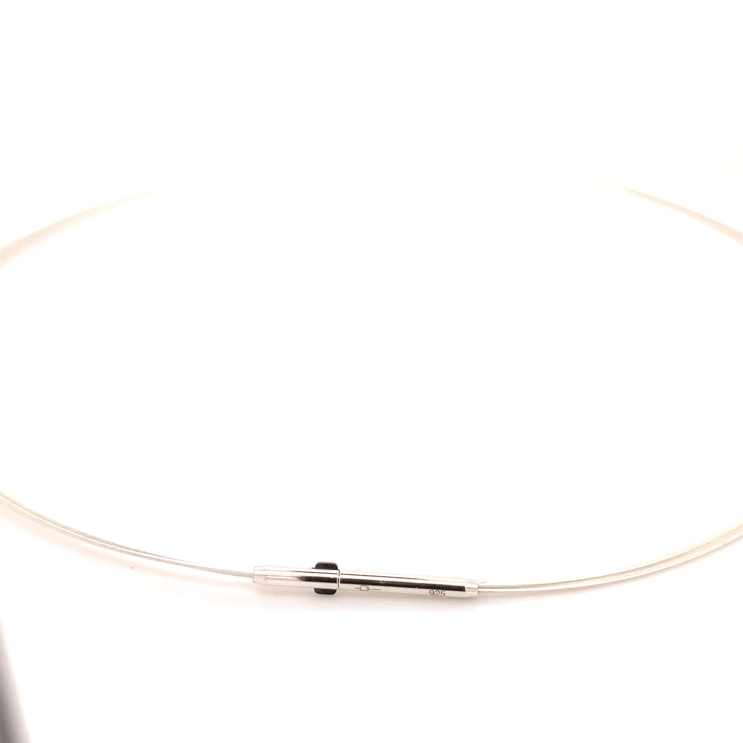 Stahl versilbert Seilecollier mit Stahlkern, patentierte Doppelclipschließe in Stahl, 39cm, 0,5 mm Durchmesser, 3-reihig, matt, Durchgangsmaß 2,8mm
Alle Längen auf Anfrage möglich