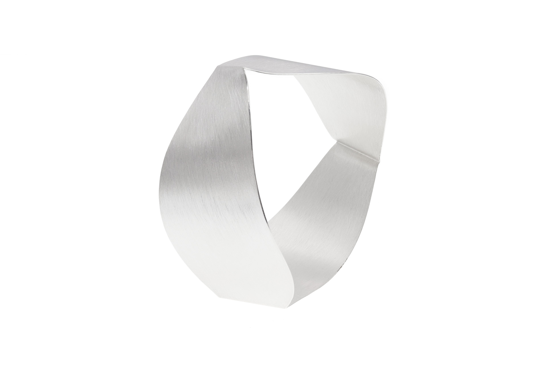 Die Armspange Silber ist aus hochwertigem Silber gefertigt und besticht durch ihr schlichtes und elegantes Design. Sie passt perfekt zu jedem Outfit und ist vielseitig kombinierbar. Tragen Sie die Armspange einzeln als Blickfang oder zusammen mit anderen Armbändern für einen trendigen Layering-Look. Ein Must-Have für jede Schmucksammlung! Erhältlich in verschiedenen Größen.