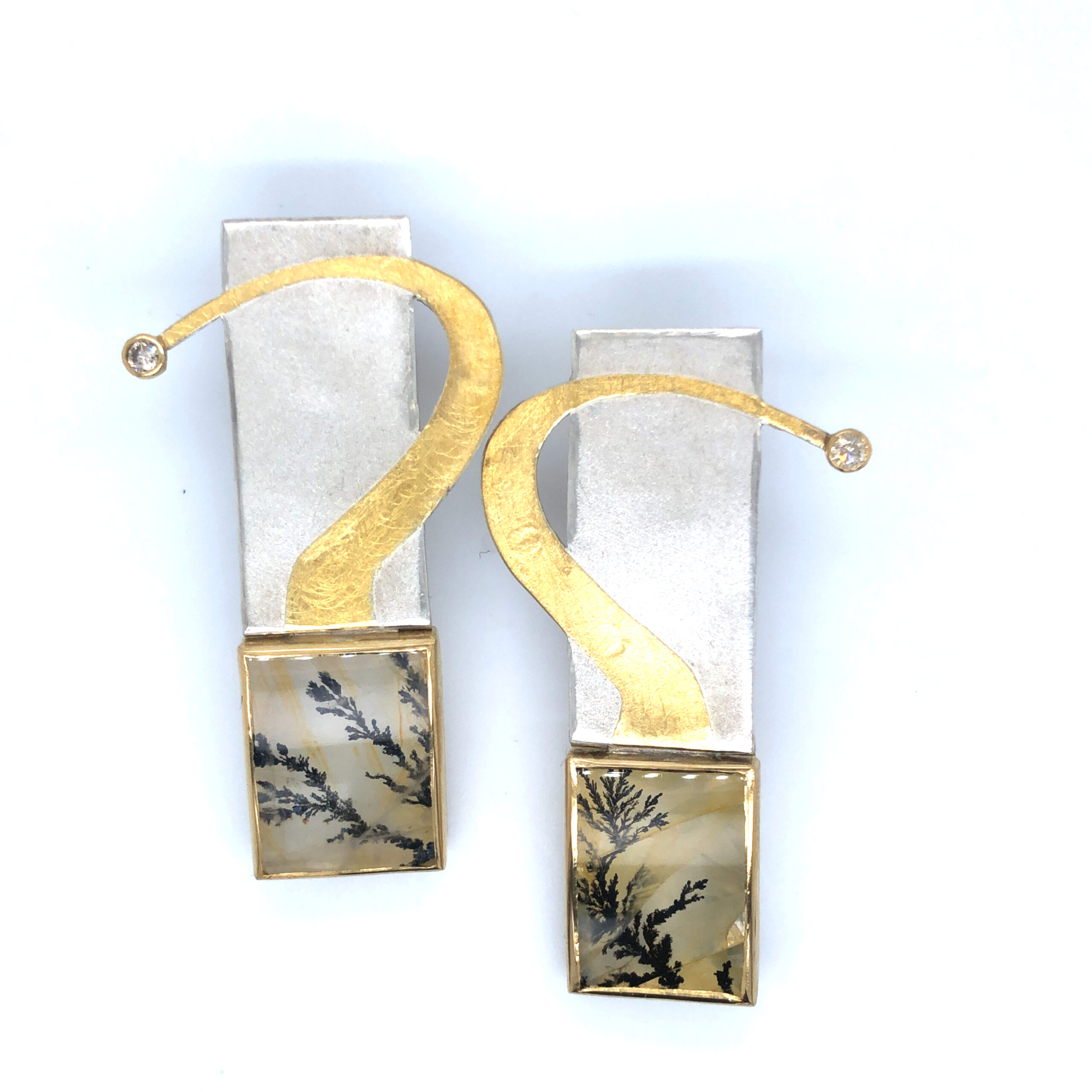 raffinierter Ohrschmuck , beweglich gearbeitet in Silber und Gold 900, 2 Dendritachate und 2 Brillanten.  Länge 57mm. Als Clipstecker gearbeitet

UNIKAT

Design: Carsten Kissner
gefertigt im KISSNER Meisteratelier