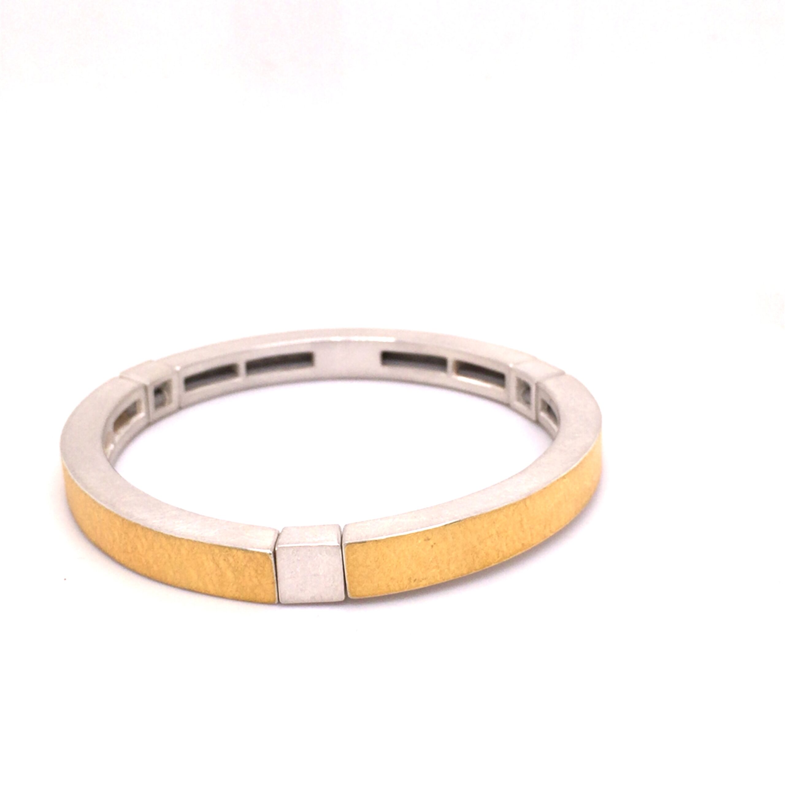 Dieser Armreif besteht aus mit teilweise mit Feingold beschweißtem Silber und zeichnet sich durch sein schlichtes Design aus. Der Armreif kann alleine getragen werden oder mit anderen Armbändern kombiniert werden für einen individuellen Look. Er lässt sich einfach öffnen und schließen aufgrund des elastischen Trägerbandes, was ihn auch als Armband bezeichnet werden kann. Ein zeitloses Schmuckstück für jeden Anlass!