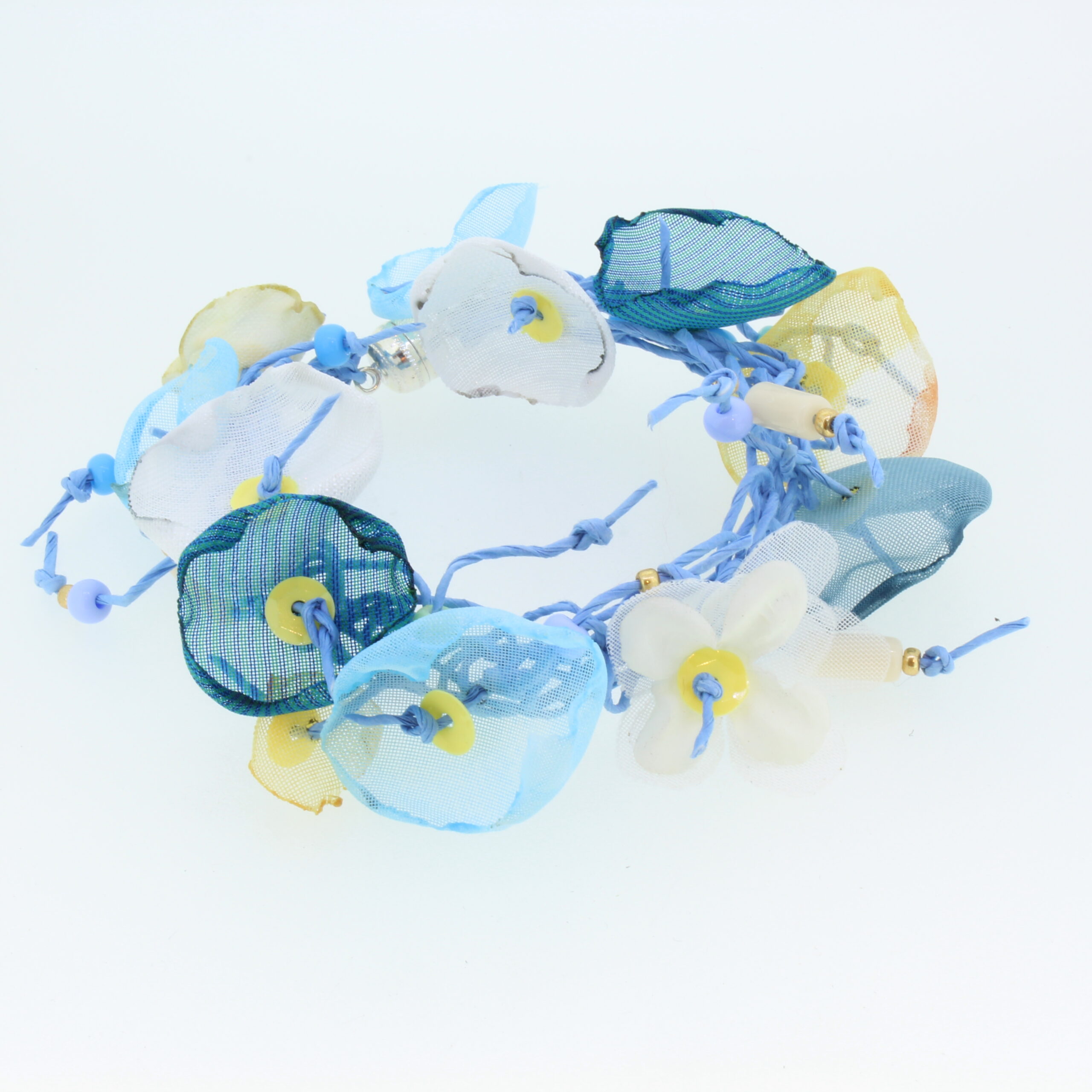 Armband aus Stoff und Glasperlen, Unikat, Magnetschließe