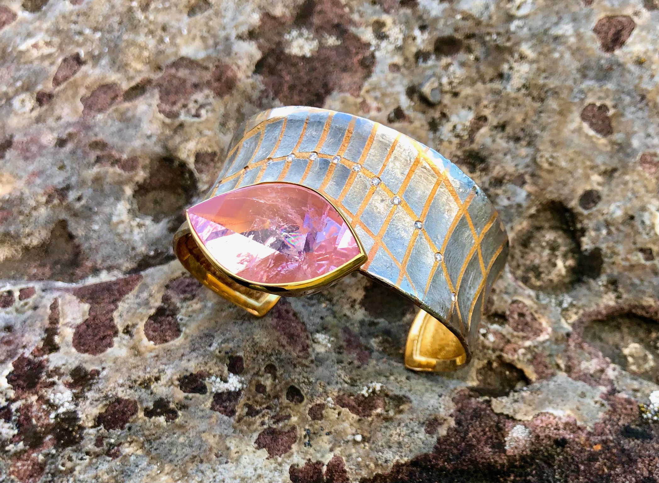 Armspange gefertig in Rotgold 900, 999 Platin, Gelbgold 900 und Gelbgold 750 mit einem Morganit 39,06ct und 14 Brillanten 0,112 ct