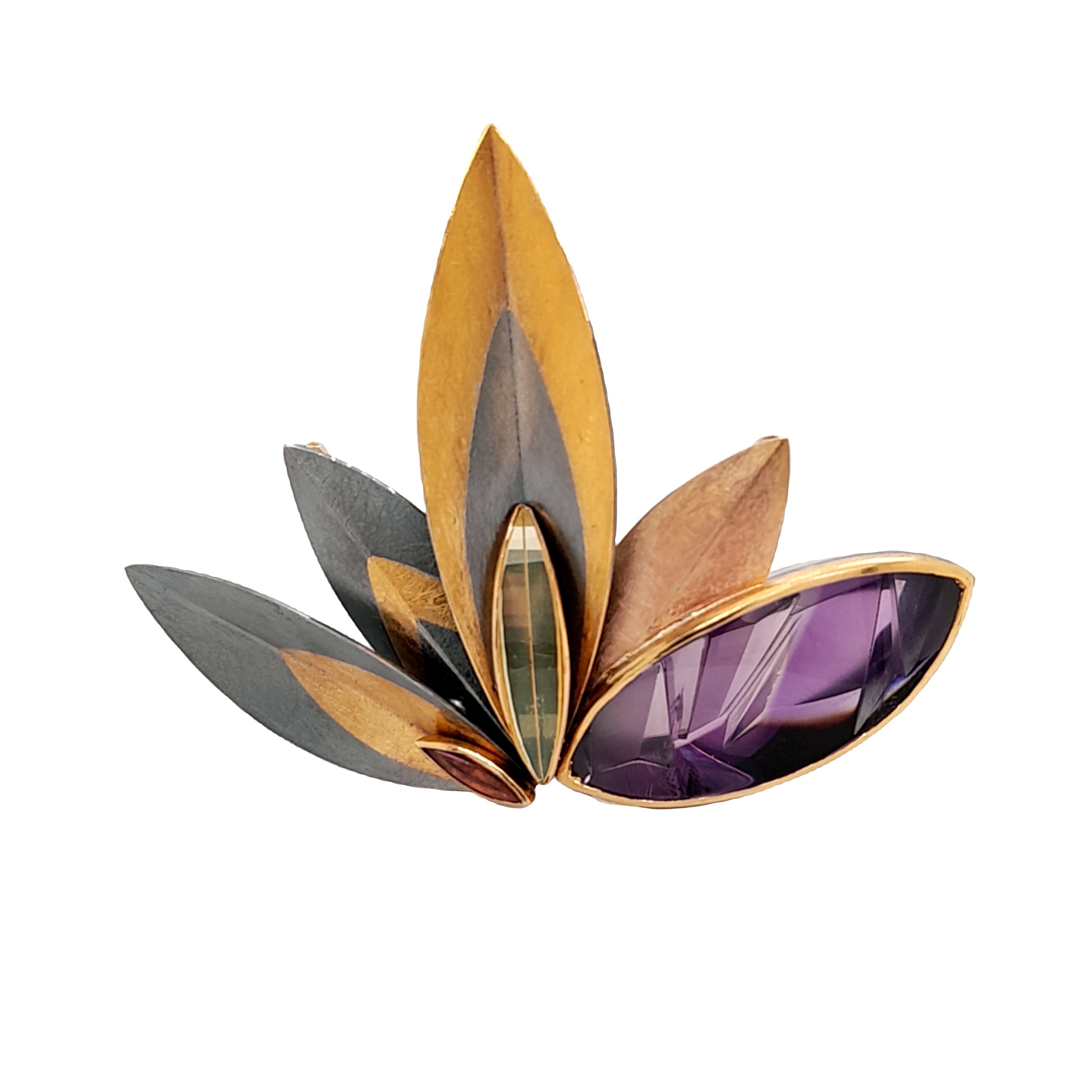 Anhänger und Wechselschließe gefertig aus Silber (oxidiert), Gold 900, 750, 999 und Schichtblech, mit den Edelsteinen Amethyst 38,93ct, Turmalin 0,094ct und Lemoncitrin.
Die Breite des Schmuckstück beträgt 8,2 cm und die Länge 6 cm.
Die einzelnen Blatt-Elemente sind leicht beweglich