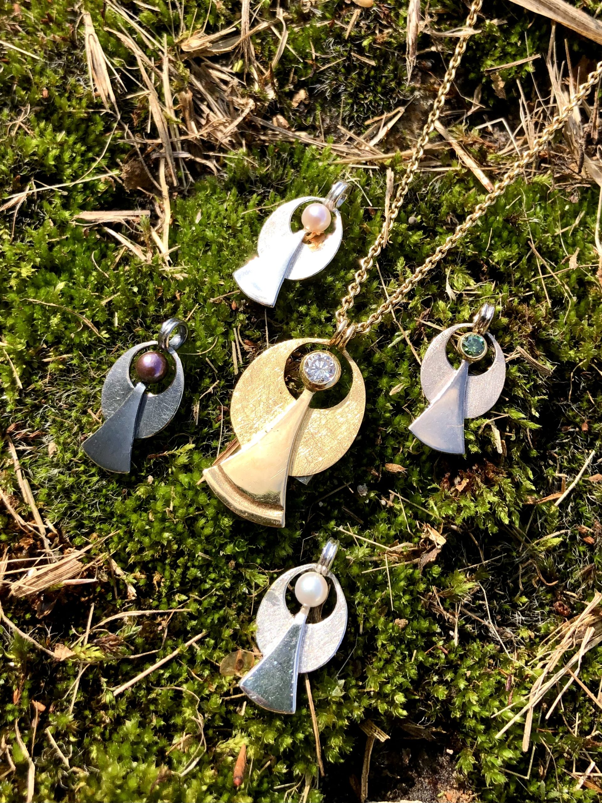 Anhänger Schutzengel in Silber 925 mit einer kleinen Süsswasserperle. Länge 17mm