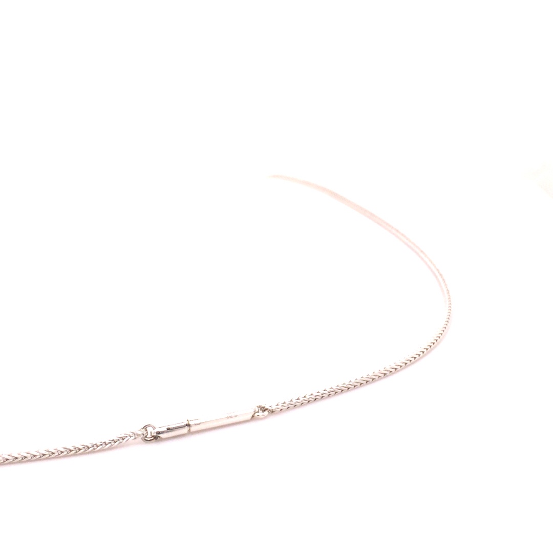 Diese Halskette ist aus Silber 925. Tragen Sie es am besten zu einem eleganten Kleid oder einem schlichten Oberteil, um einen dezenten, aber stilvollen Akzent zu setzen. Perfekt für besondere Anlässe oder den täglichen Glamour.
