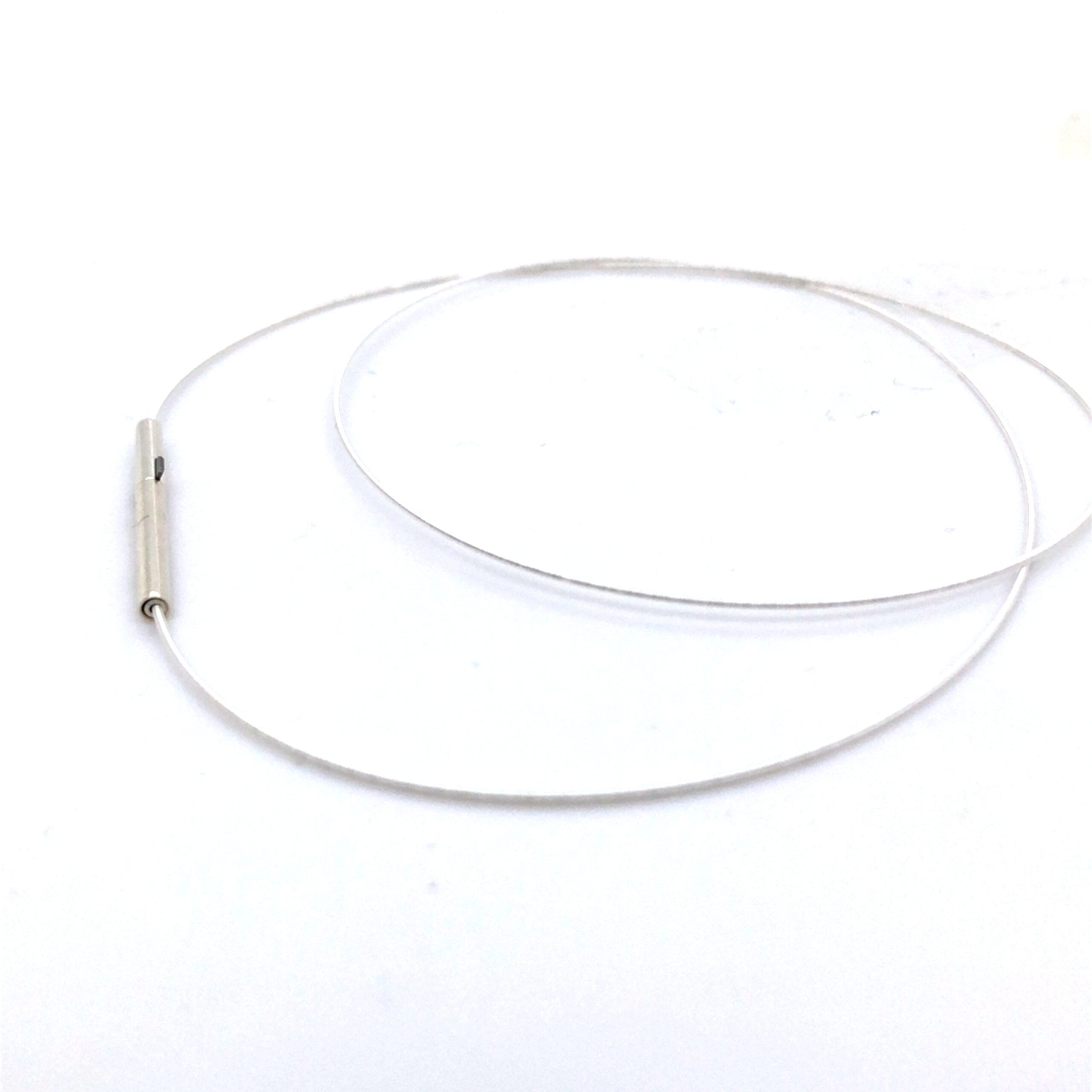 Das Seilecollier mit Edelstahlkern und elastischer Spirale (Modellnummer: 17069) verfügt über einen Durchmesser von 0,8 mm und eine Länge von 40 cm. Dieses elegante Schmuckstück ist ideal als Halskette und kann sowohl alleine als auch in Kombination mit anderen Ketten getragen werden, um einen modernen Look zu erzeugen. Perfekt für jeden Anlass.