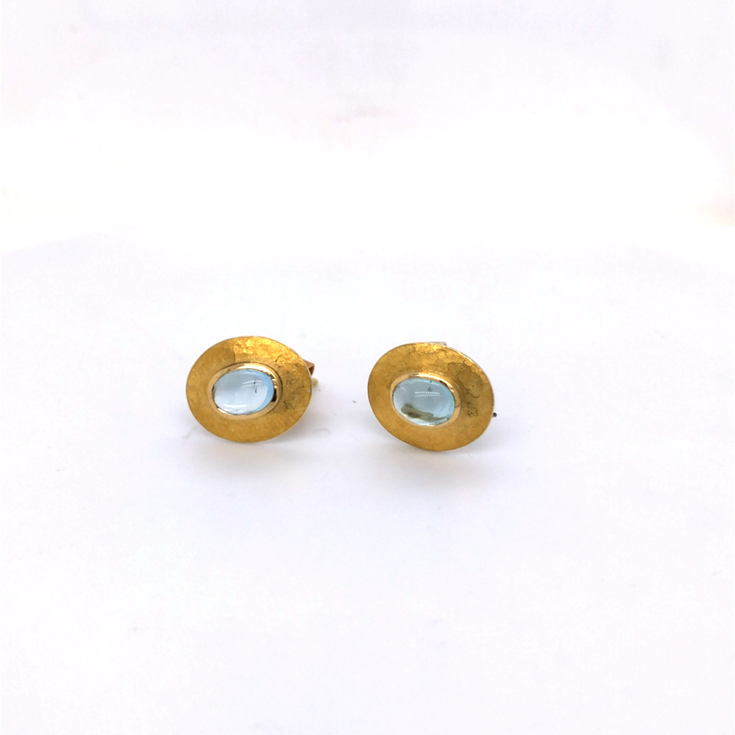 Ohrstecker gefertig in Silber 925, mit Feingold und die Fassung f&uuml;r den Aquamarin cabochon wurde gefertig in Gelbgold 750.
Auf der R&uuml;ckseite befindet sich ein Haken, zum einh&auml;ngen f&uuml;r Einh&auml;nger
z.B. 17191 Wickelkugel